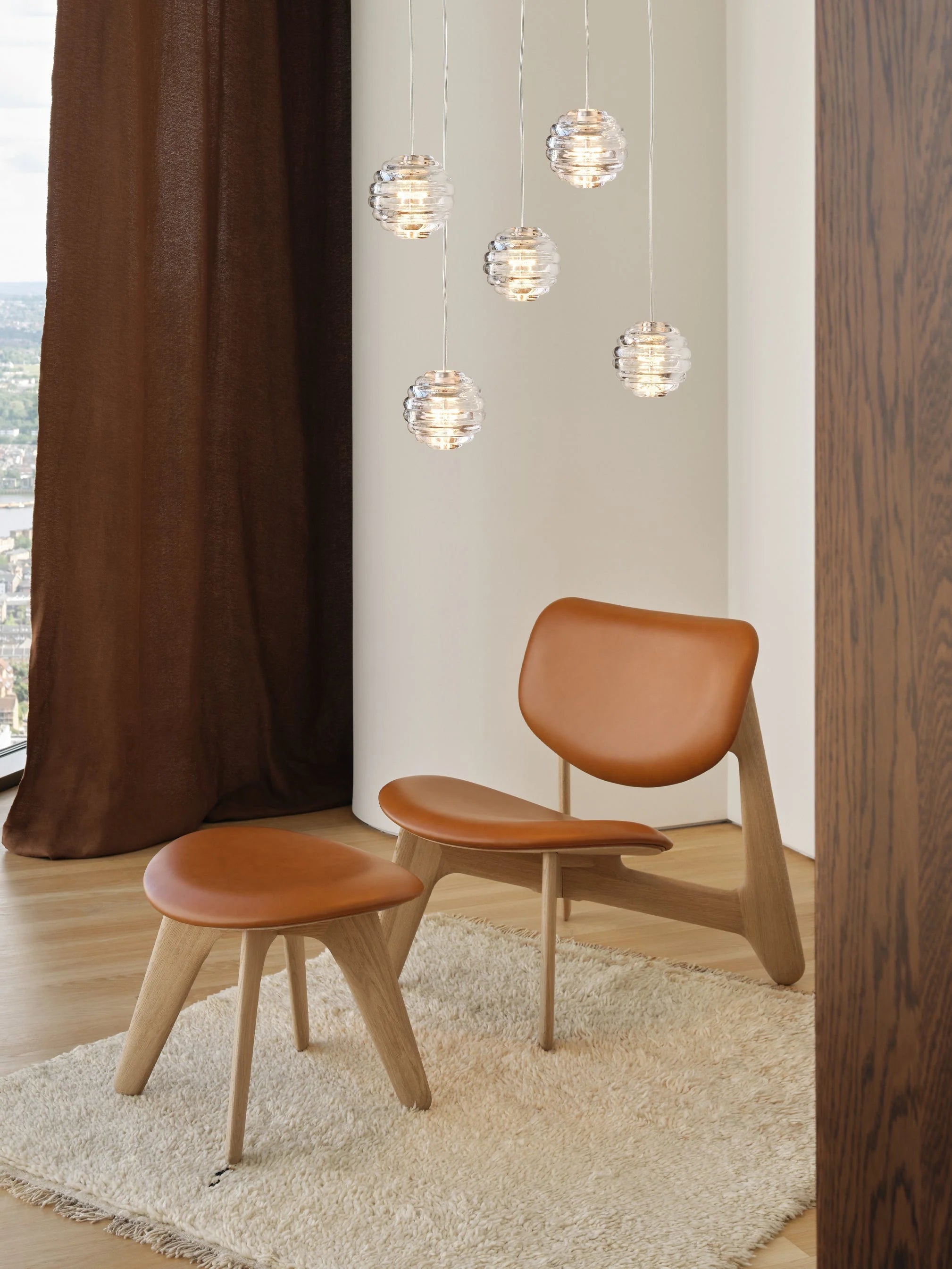 Design Hocker Slab Ottoman von Tom Dixon mit cognacfarbenem Leder und massiver Eichenholzstruktur im modernen Interior