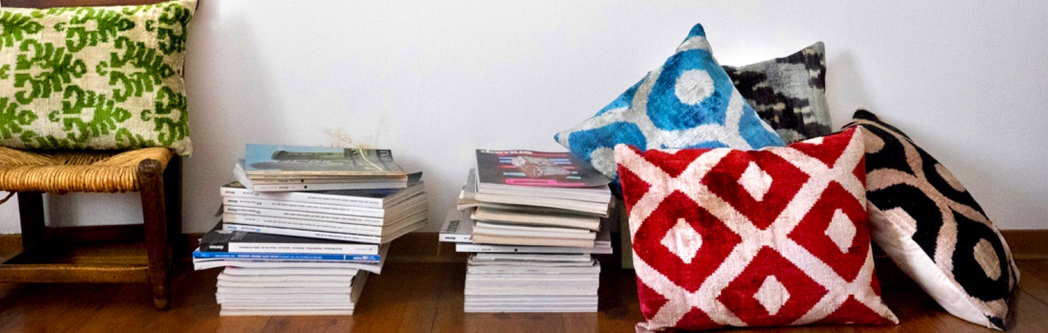 Slider mit dekorativen Samtkissen von Les Ottomans in kräftigen Farben und exotischen Mustern, stilvoll arrangiert nebeneinander.