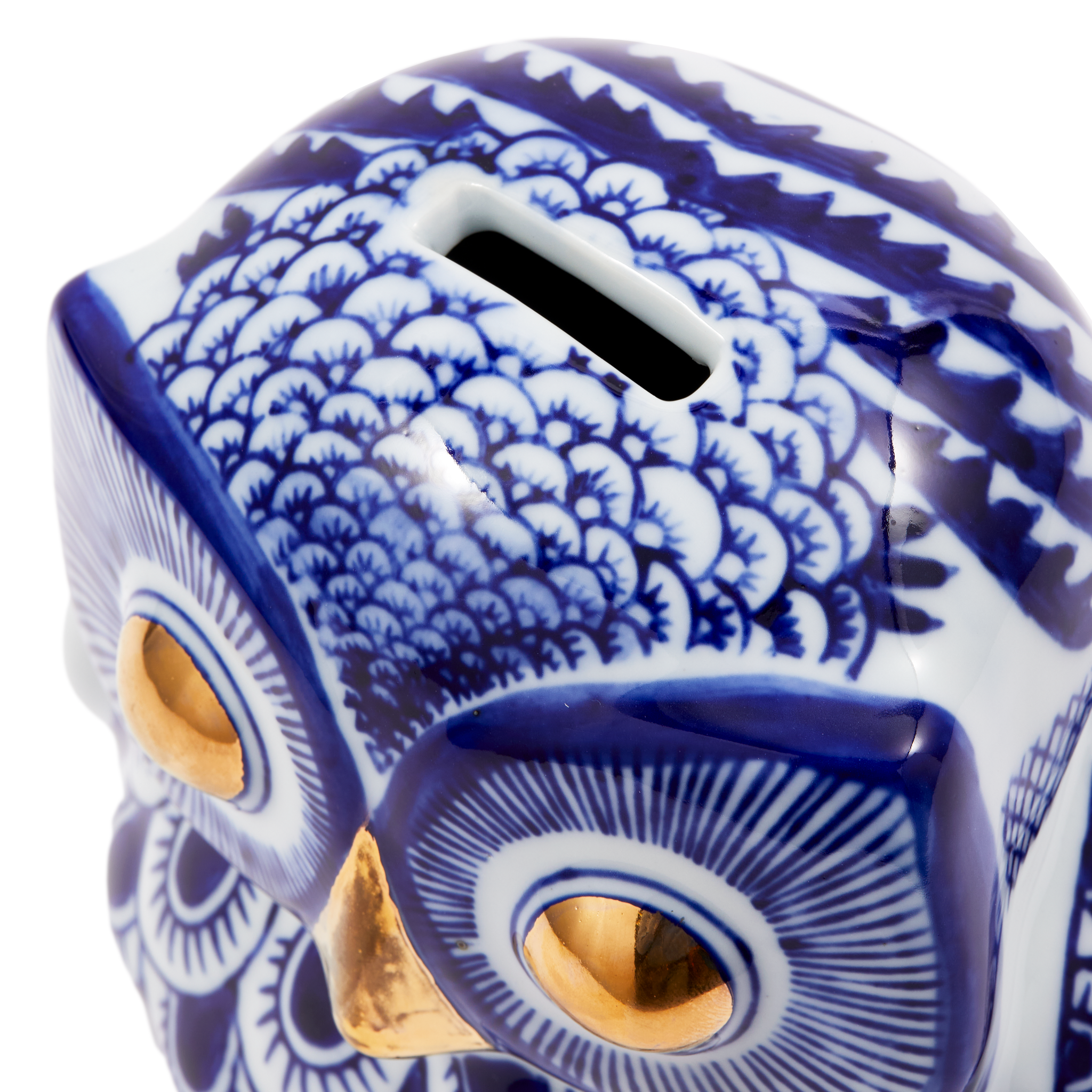 Detailansicht der handbemalten Federmuster der OWL PIGGY BANK