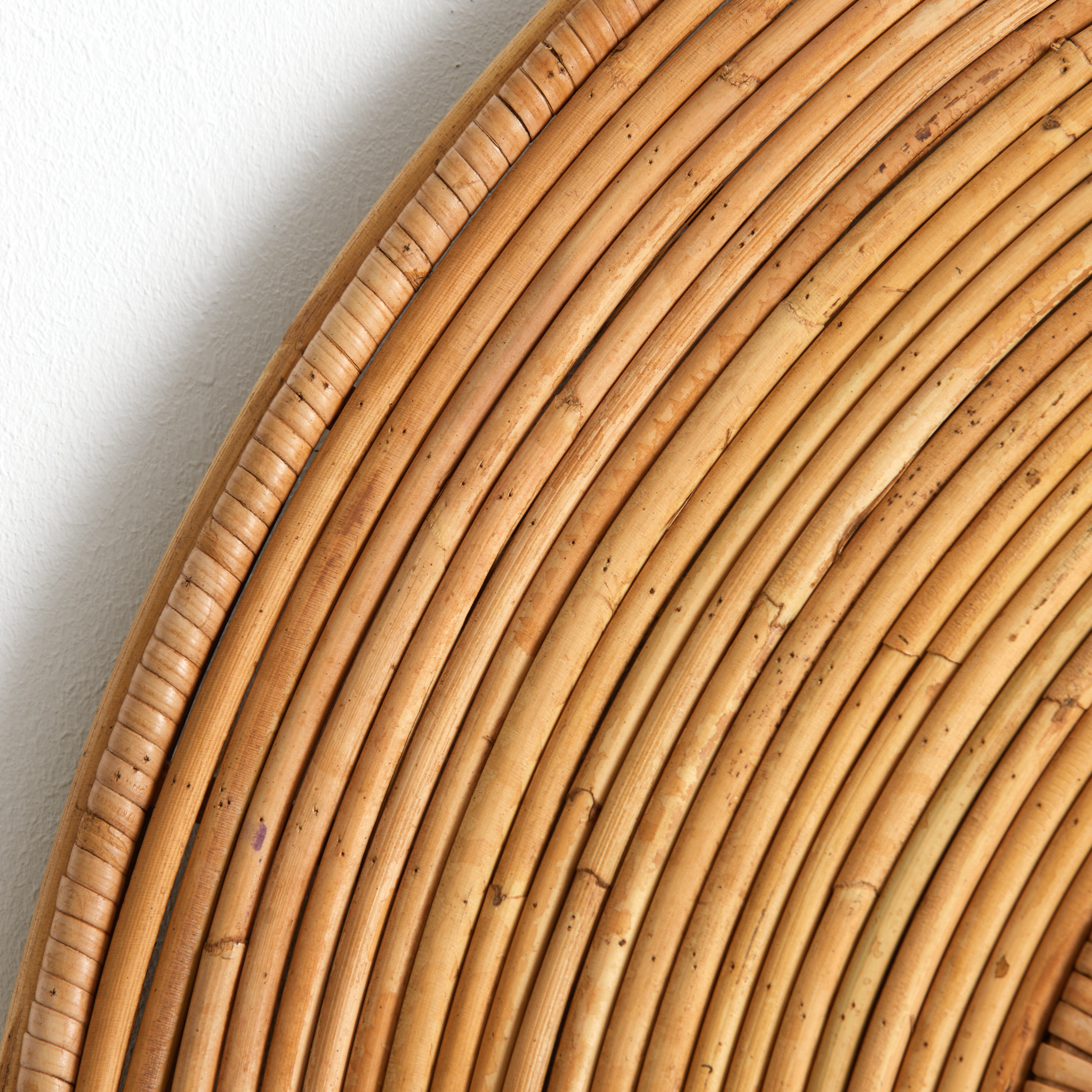 Nahaufnahme des Rattanrahmens vom ARCHIE Spiegel