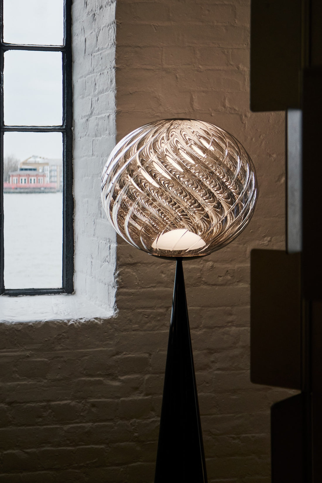 luxuriöse Stehleuchte WHIRL von Tom Dixon - Whirl Fat Cone Floor Light silber/schwarz – aus verspiegeltem Polycarbonat
