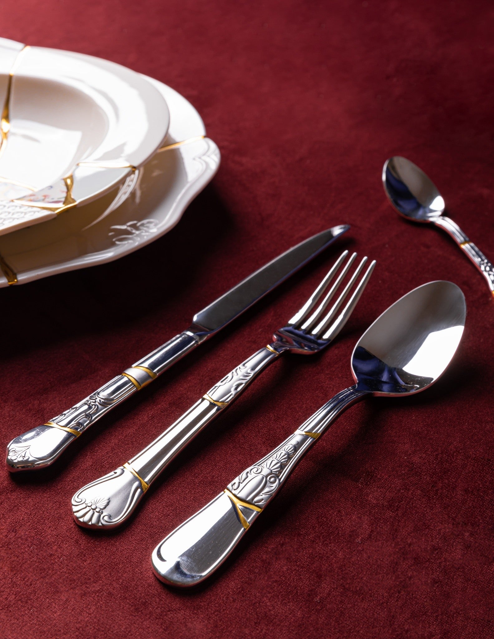 Kintsugi Cutlery kombiniert Edelstahl mit goldenen Highlights