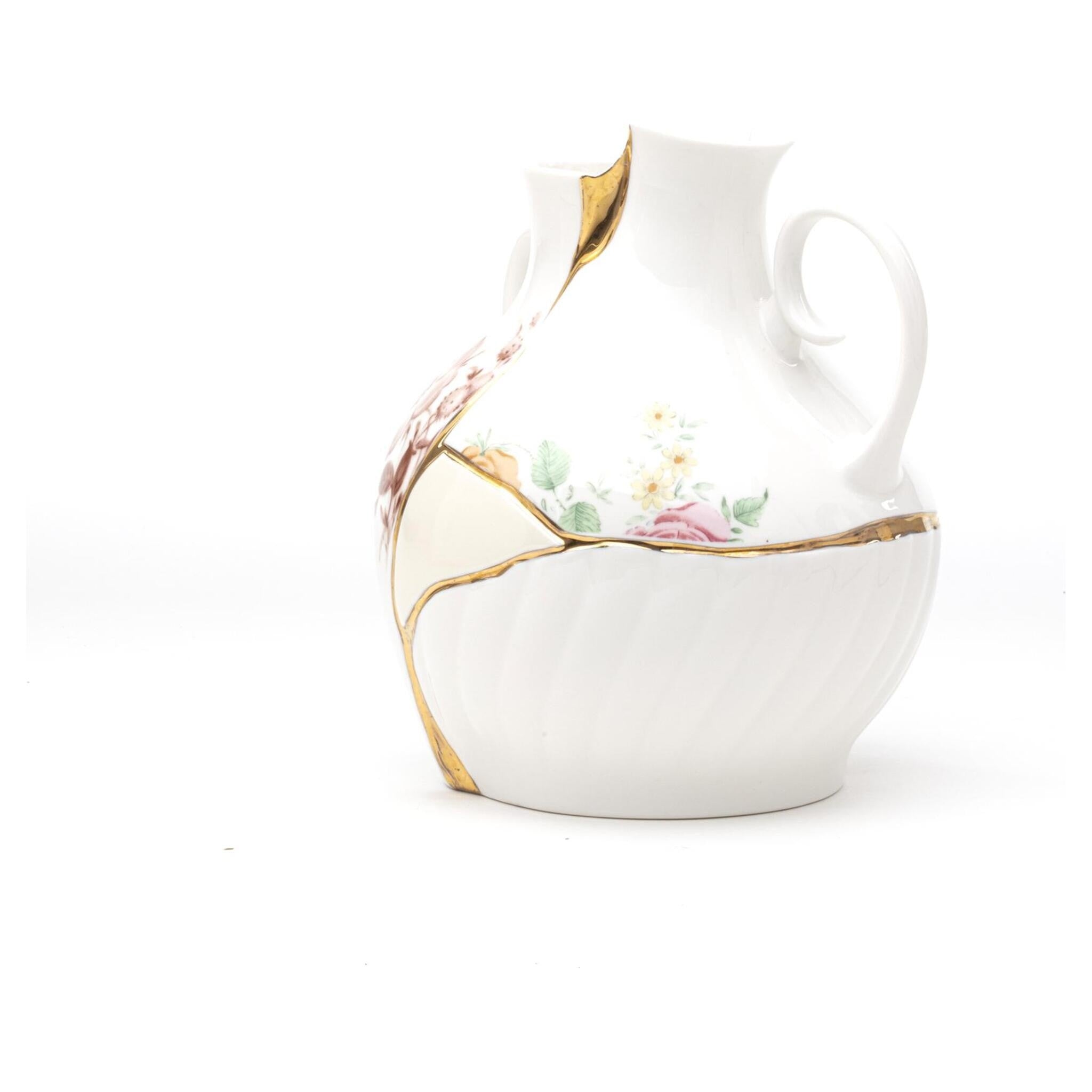 Kintsugi Vase aus Porzellan mit einzigartigen Goldfragmenten