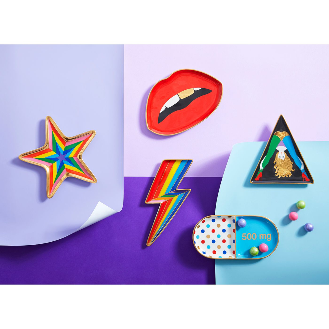 Elegantes rotes Porzellan-Tablett von Jonathan Adler, verziert mit einem sinnlichen Lippen-Design.