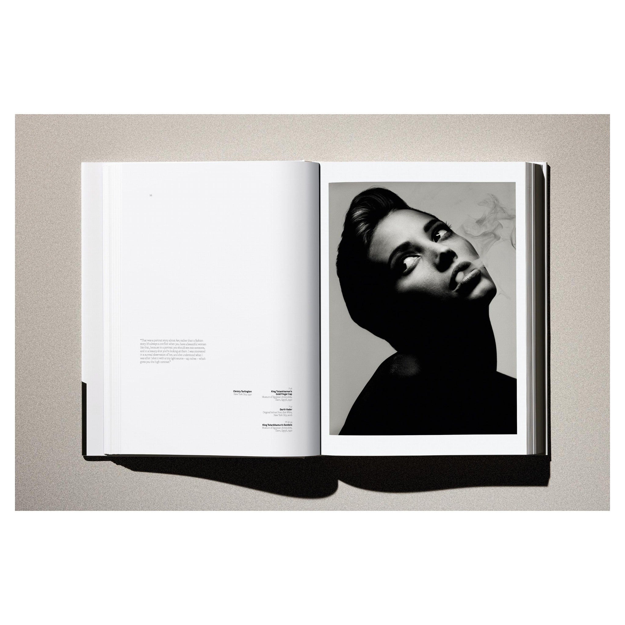 Schwarz-Weiß-Motiv des Covers als zentraler Blickfang.