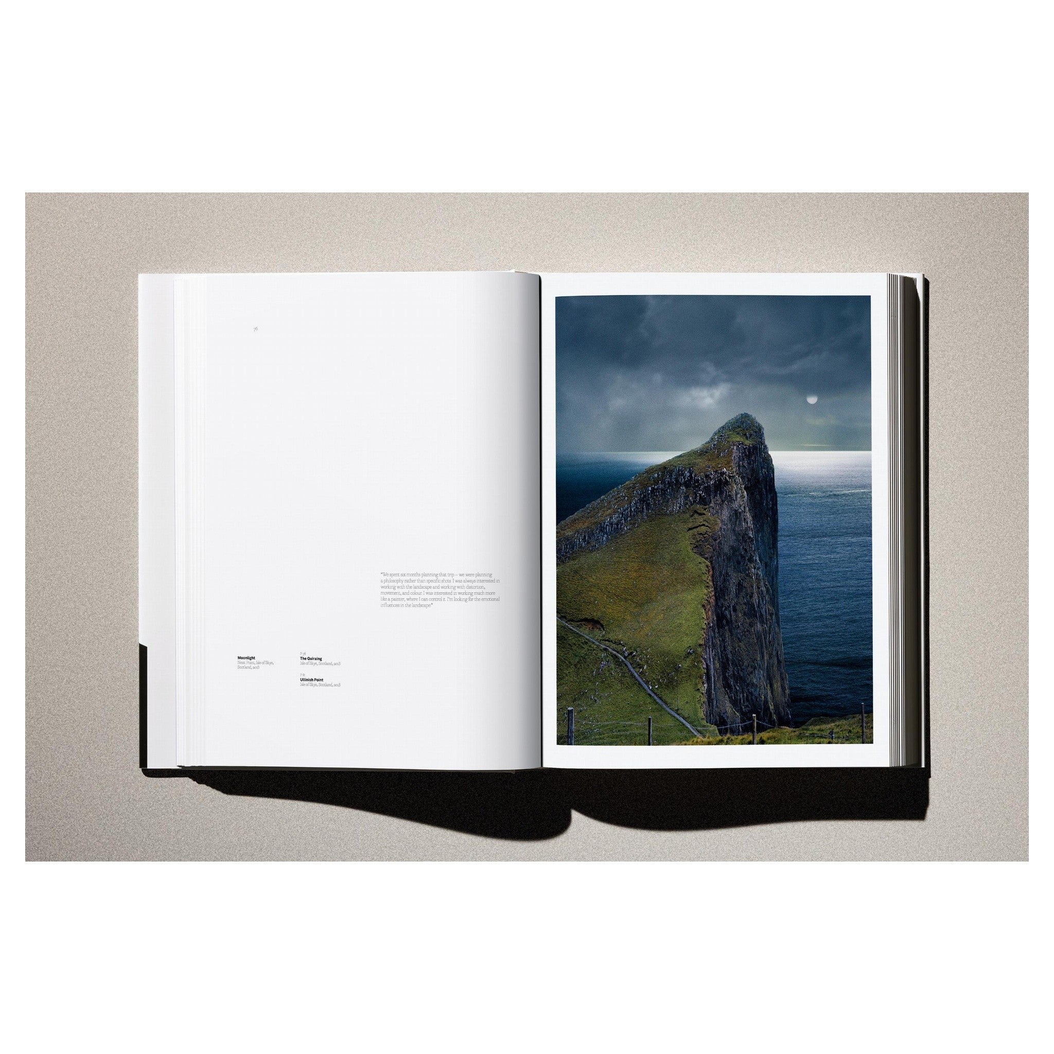 Buchcover von „Albert Watson. Kaos“ mit ikonischer Schwarz-Weiß-Fotografie vor neutralem Hintergrund.