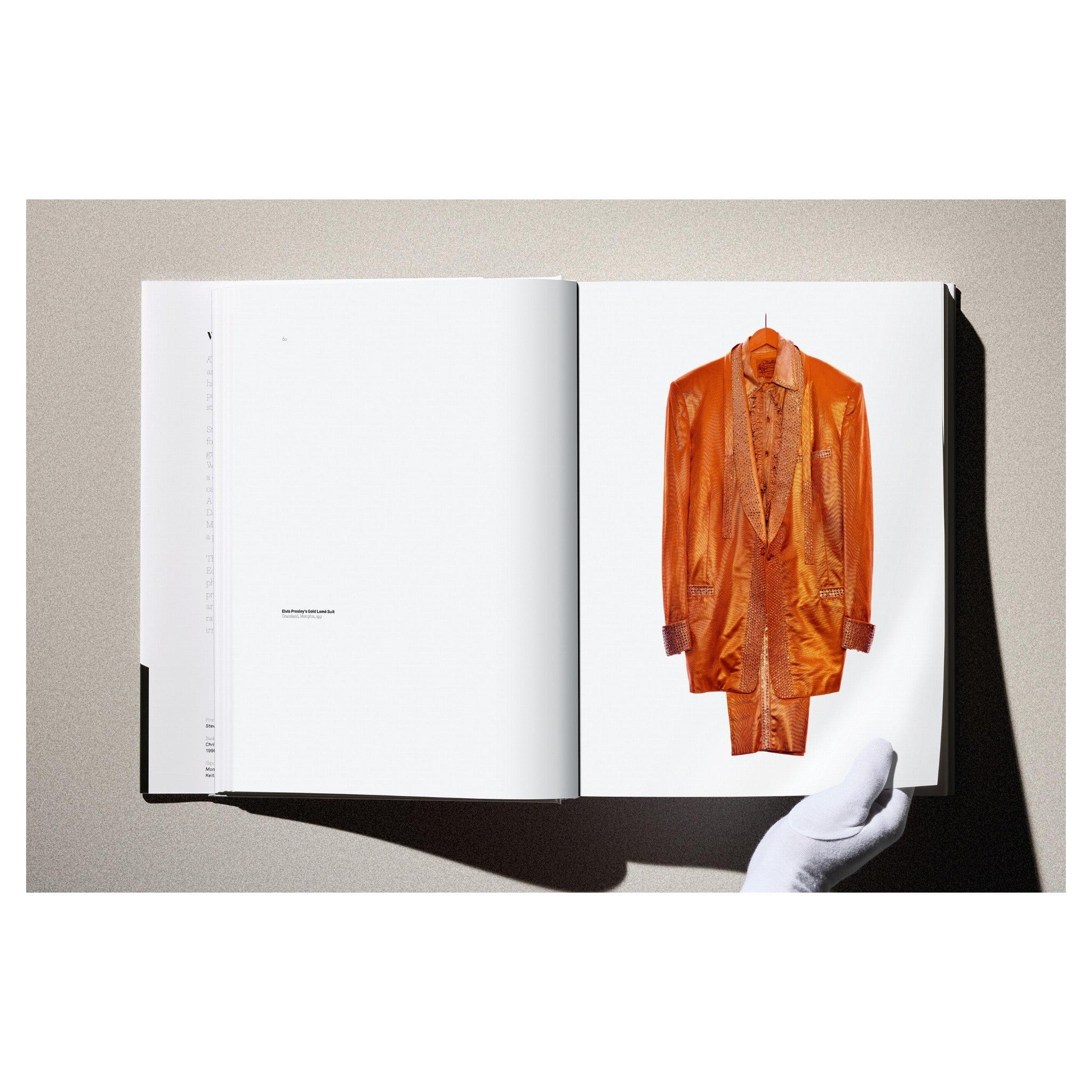 Seitenprofil des Hardcoverbandes in professioneller Beleuchtung.