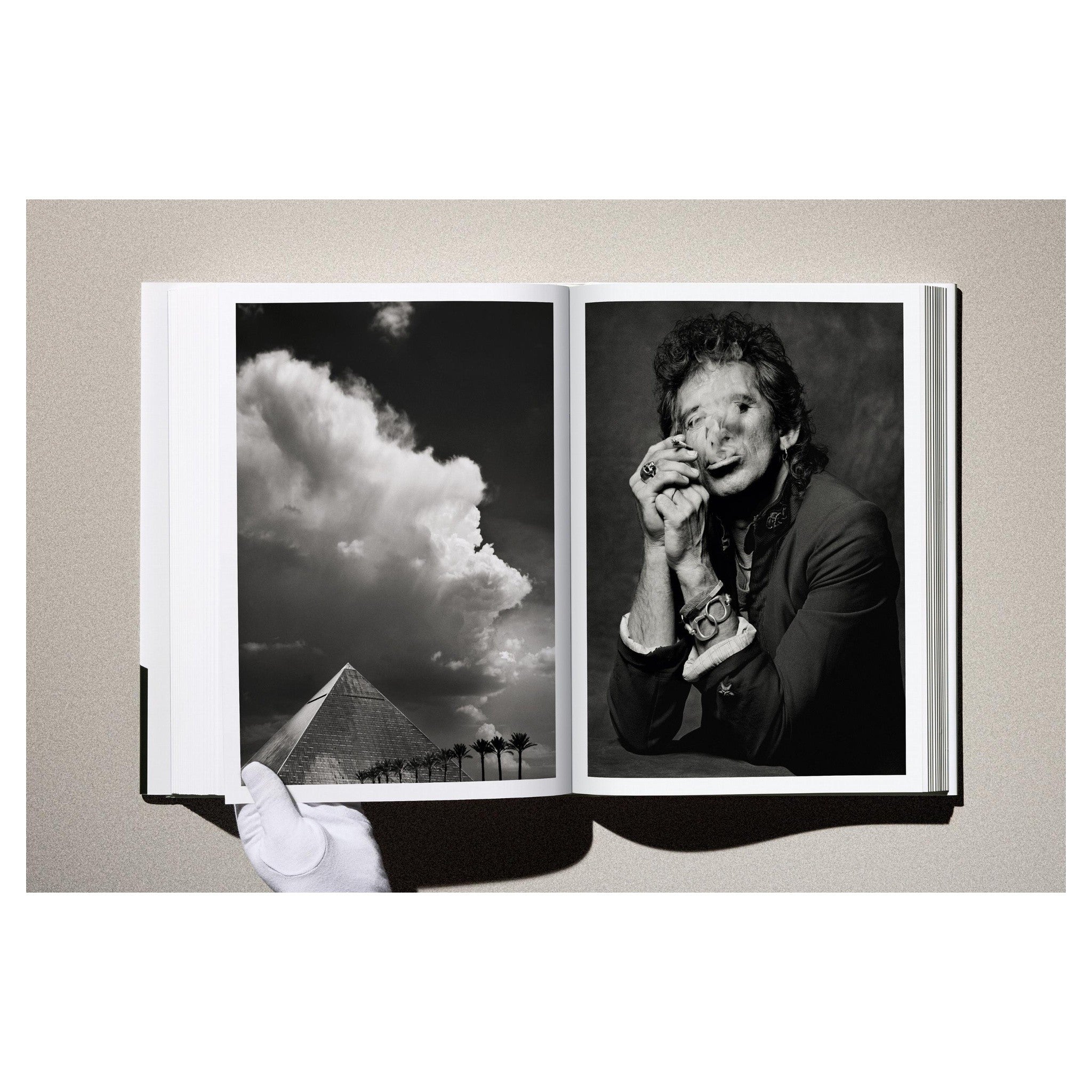 Der Fotoband „Kaos“ im Schuber stehend vor neutralem Hintergrund.