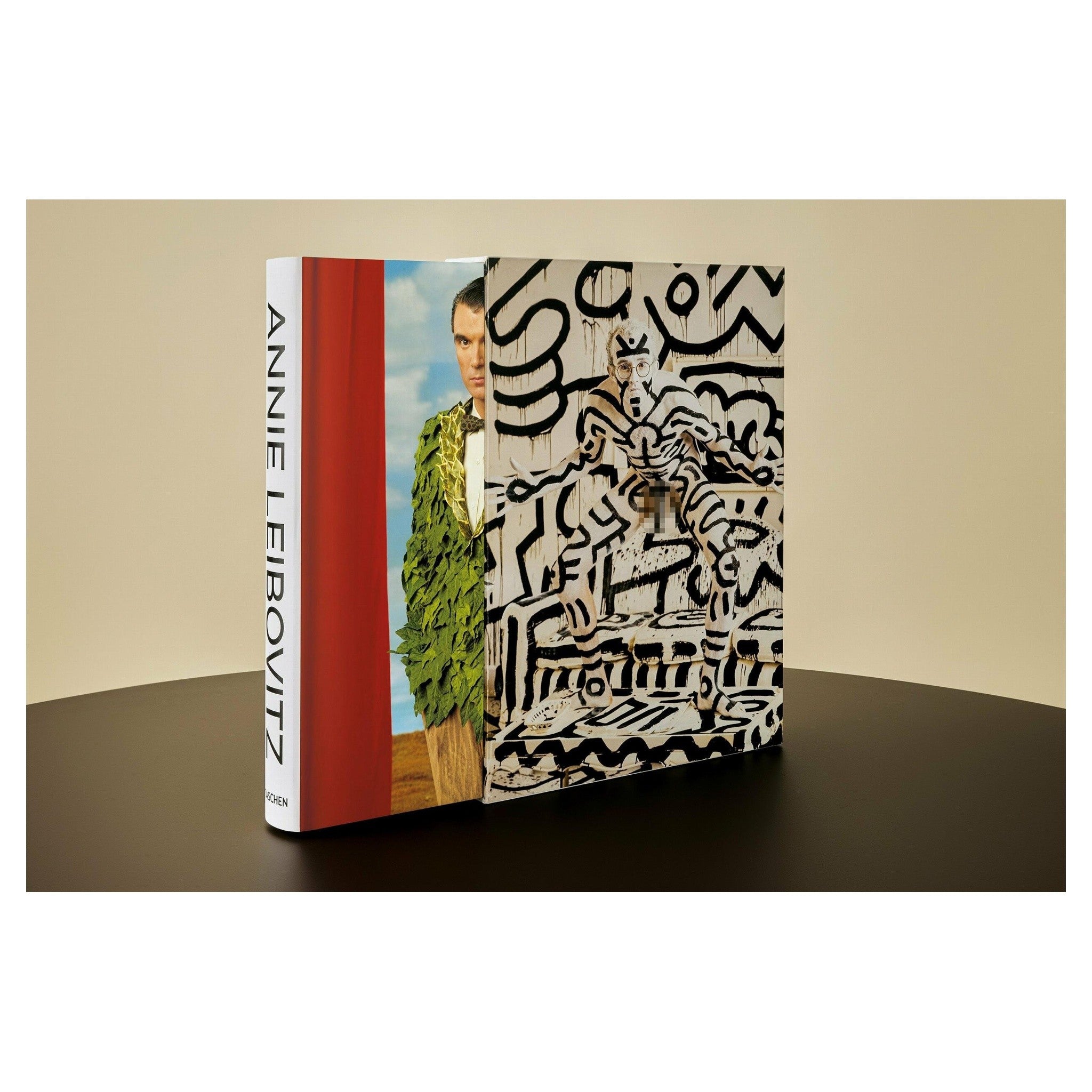 Porträt Whoopi Goldberg in weißer Milchwanne – Premium-Print