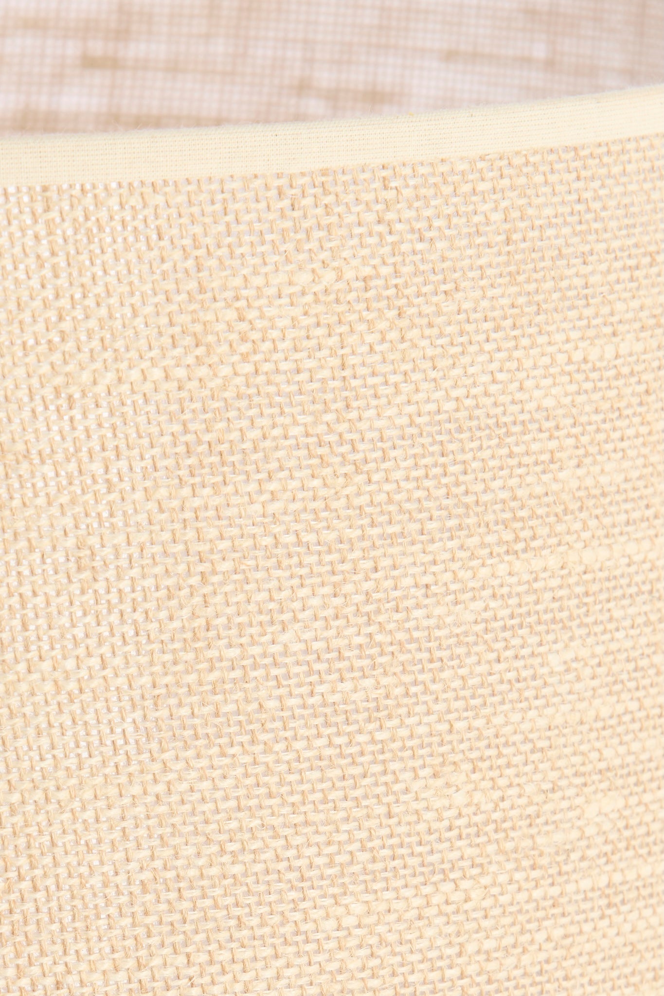Lámpara de mesa NANA crema con pantalla textil arena – diseño redondo (H125 cm)