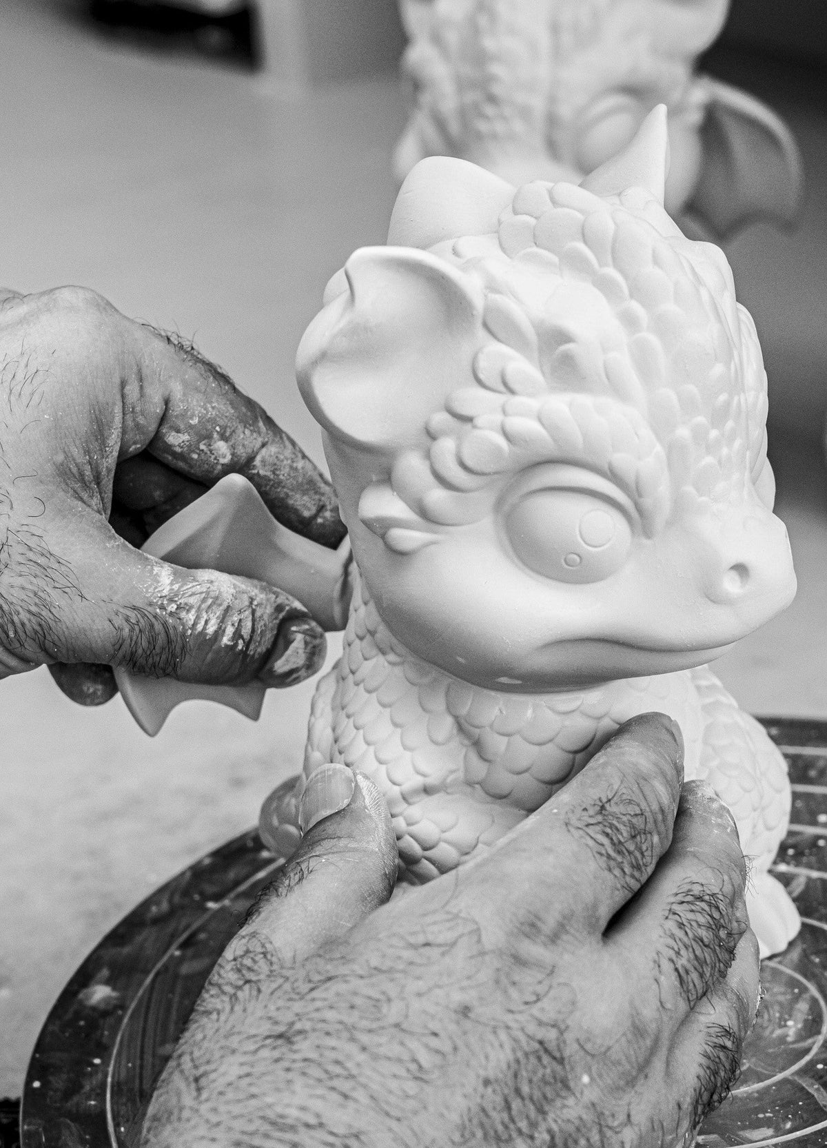 Baby Dragon Porzellanfigur mit einzigartigem Schuppenmuster