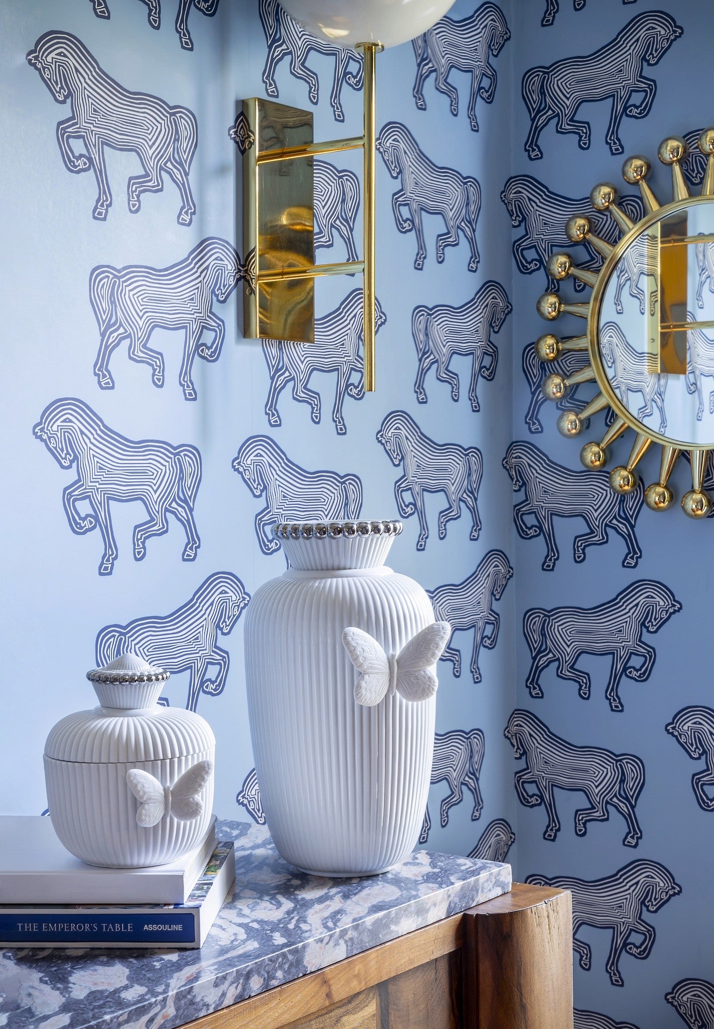 Gesamtansicht der Porzellanvase mit vertikaler Rillenstruktur