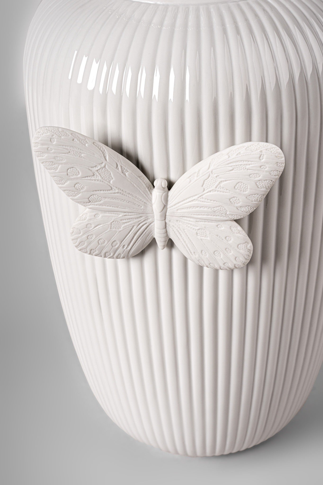 Detailaufnahme des Schmetterlingsreliefs auf der Vorderseite