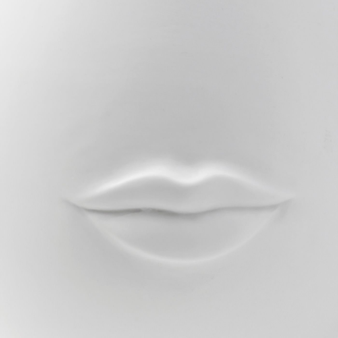 Design-Vase von Jonathan Adler mit Kussmund und Schnurrbart-Relief.