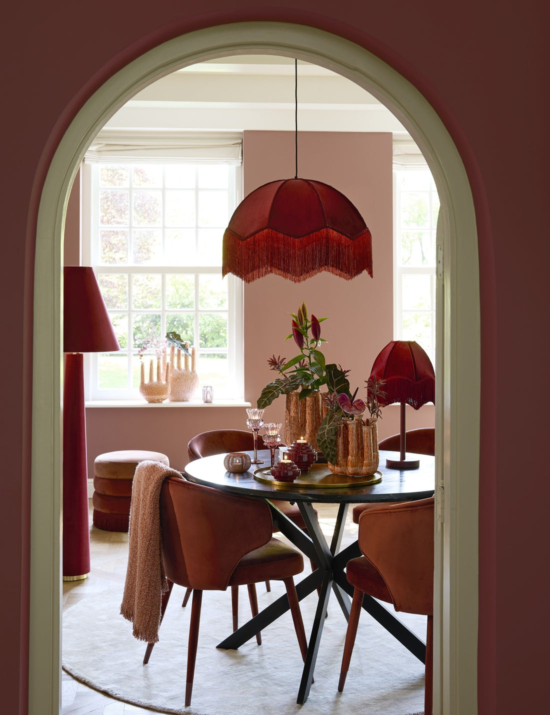 Samtige Stehleuchte DEVIA Velvet burgund für stilvolle Räume