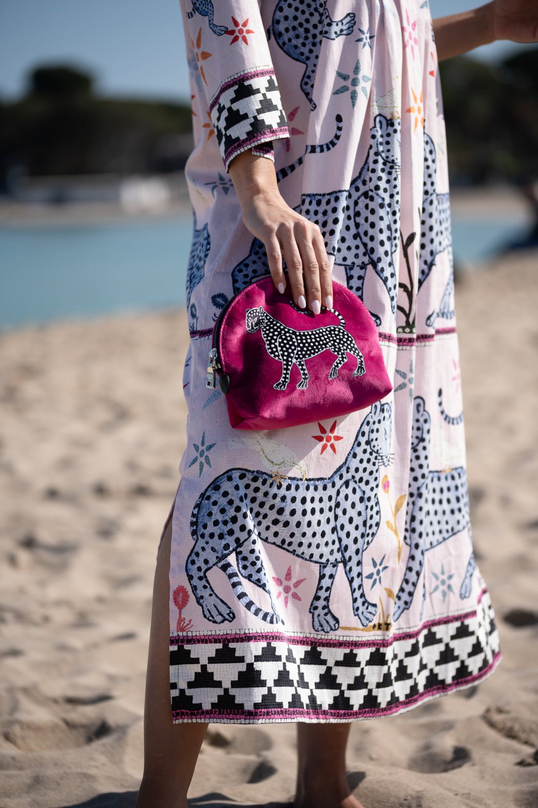 Pinkfarbene Samt-Pochette mit Leopardenmotiv, handgefertigt in Florenz