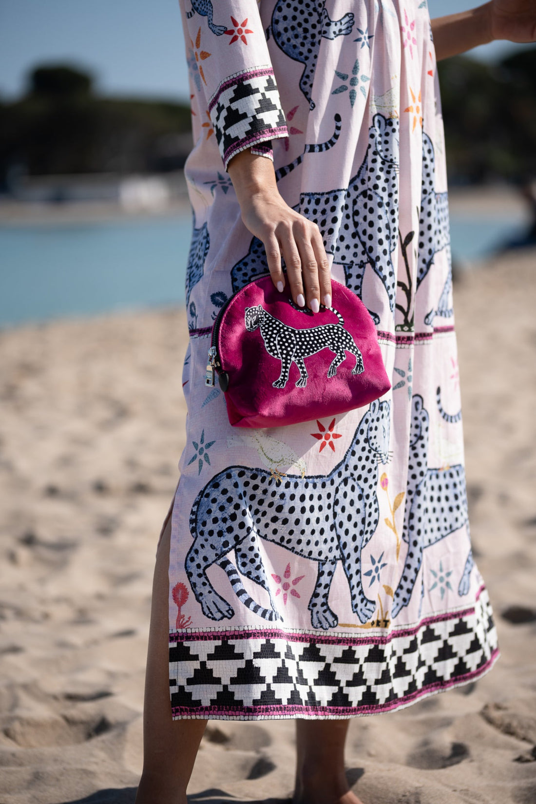 Pinkfarbene Samt-Pochette mit Leopardenmotiv, handgefertigt in Florenz