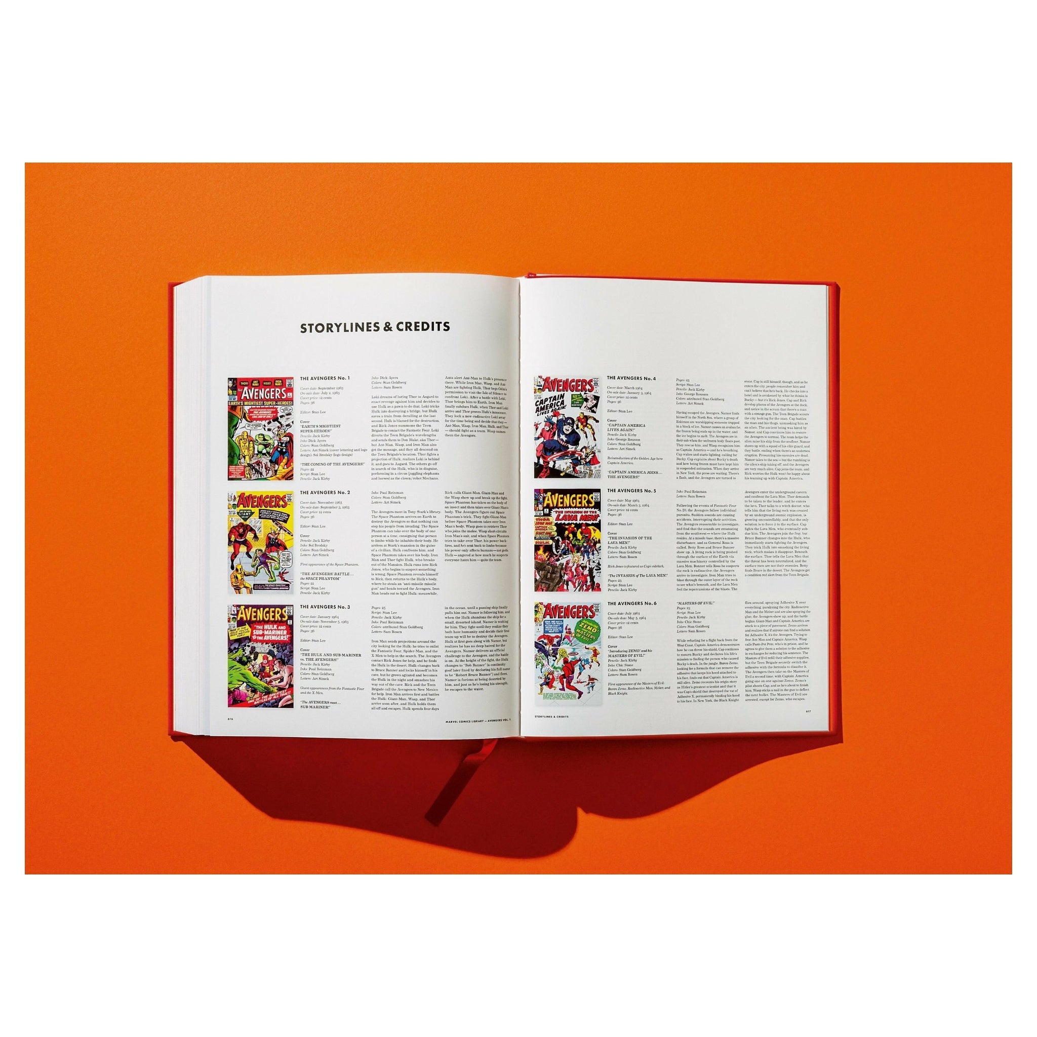 Stilvolle Präsentation des Marvel-Buchs auf orangenem Hintergrund