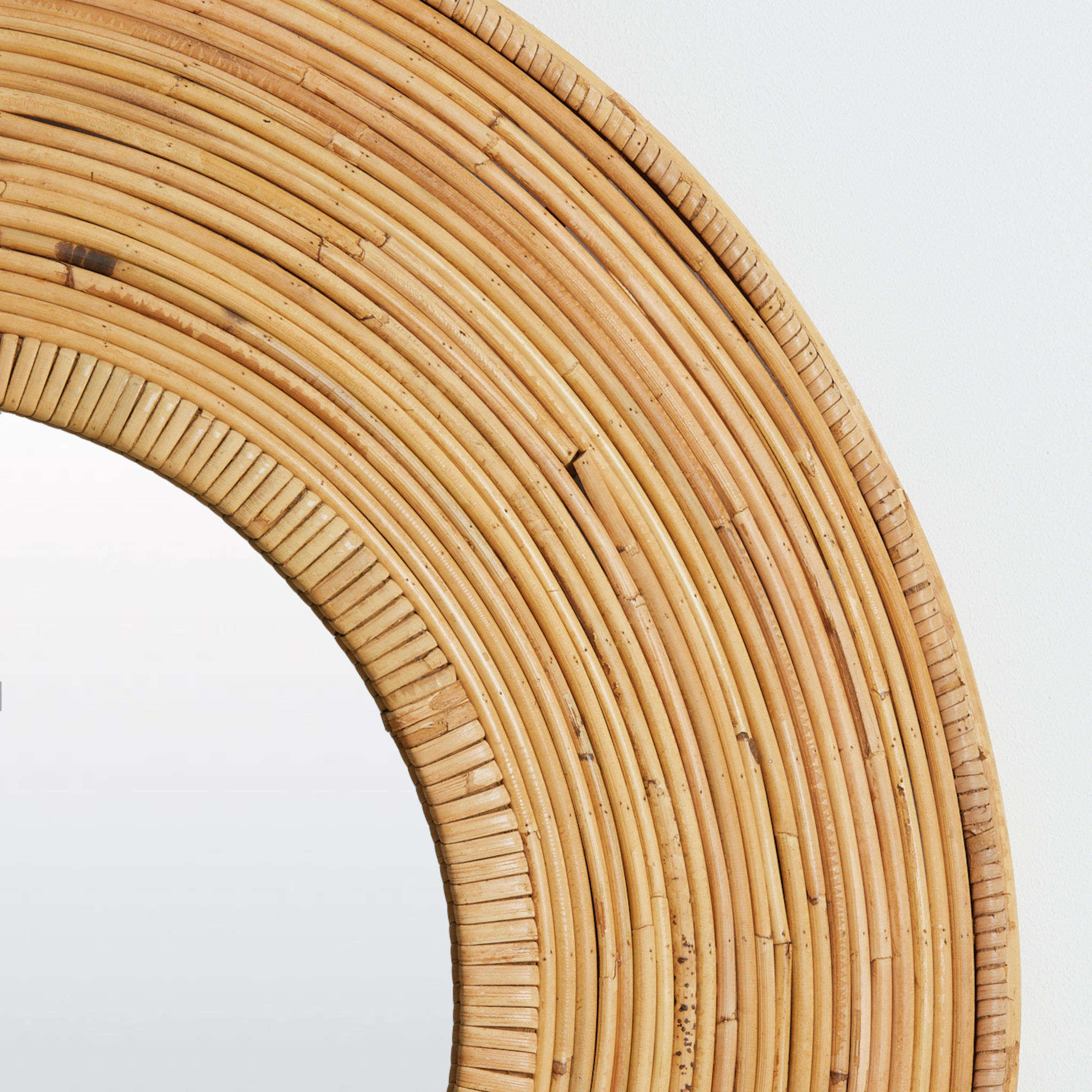 Detailansicht des Rattanrahmens des ARCHIE Spiegels