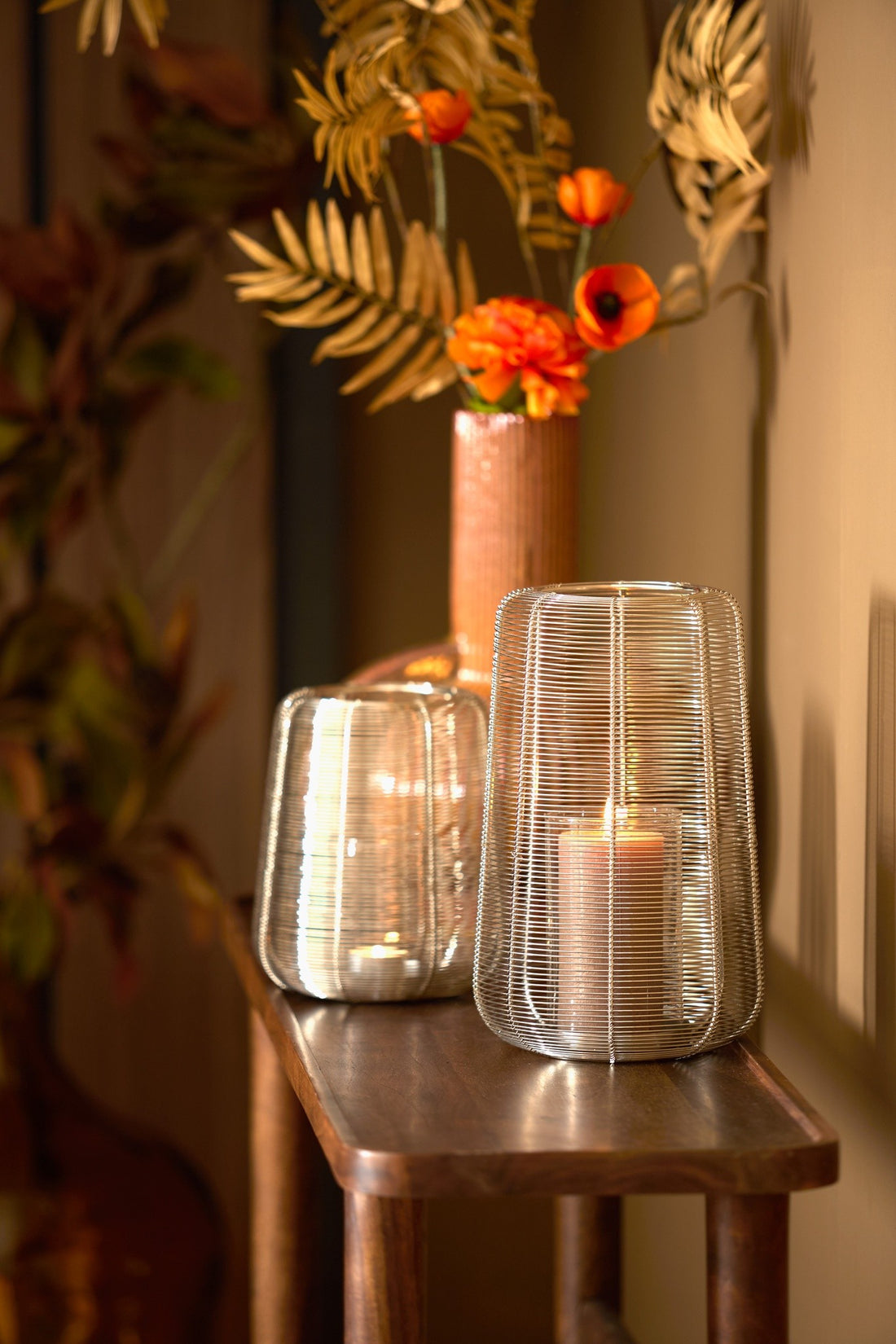 Modernes Windlicht aus Metall und Glas in glänzendem Silber