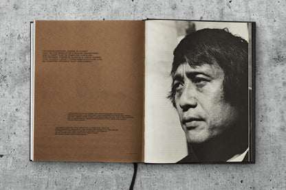 Buchcover mit modernem Design und minimalistischer Typografie