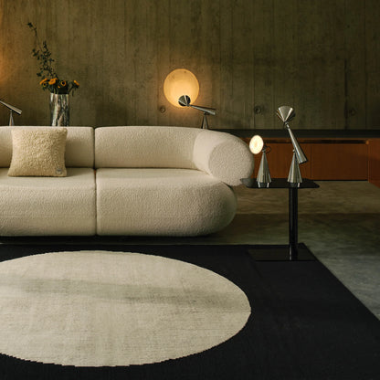 Disc Rug Interior Styling Teppich als zentrales Gestaltungselement in modernem Wohnraum platziert