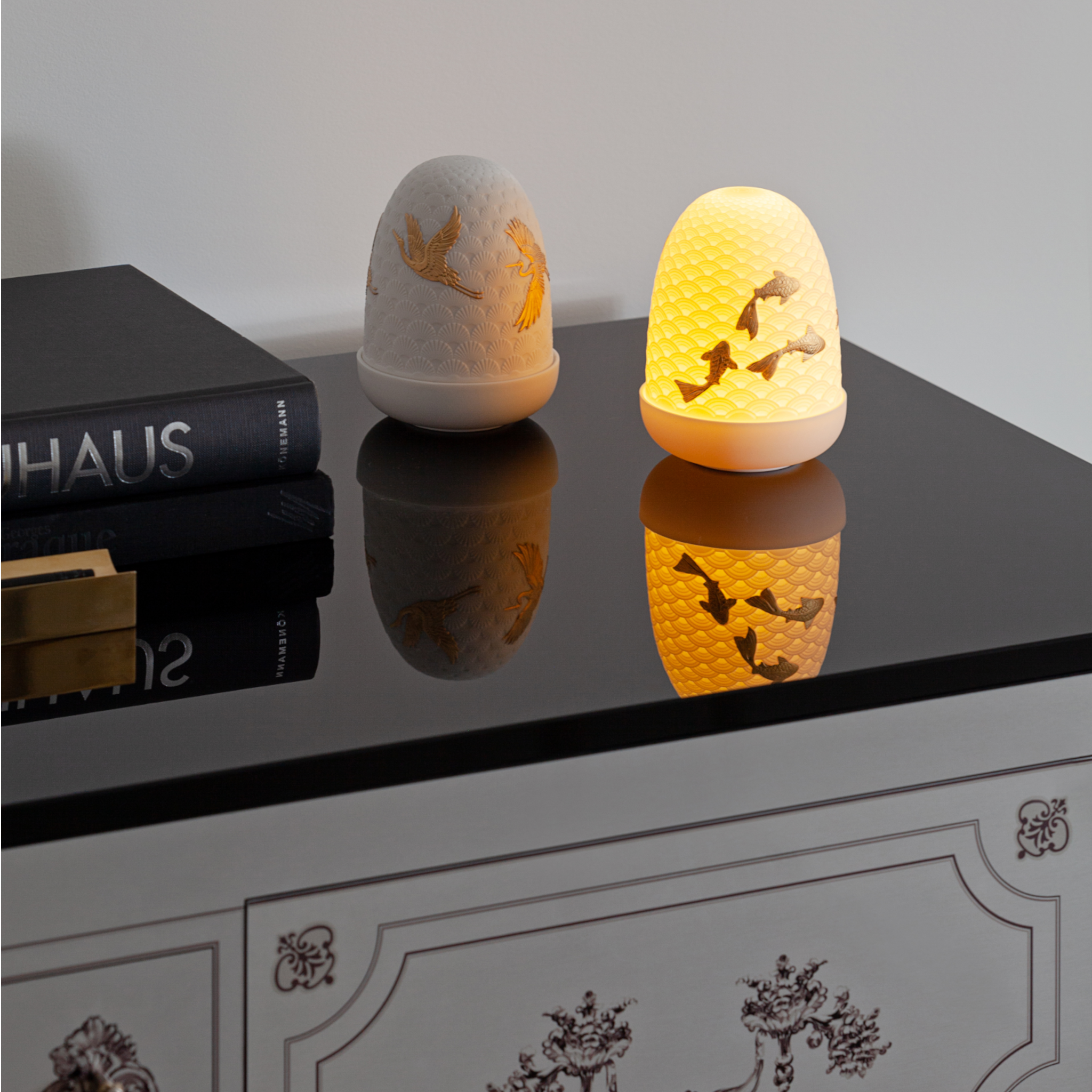 Kunstvolle Koi-Gravur auf eleganter Lladró Designlampe
