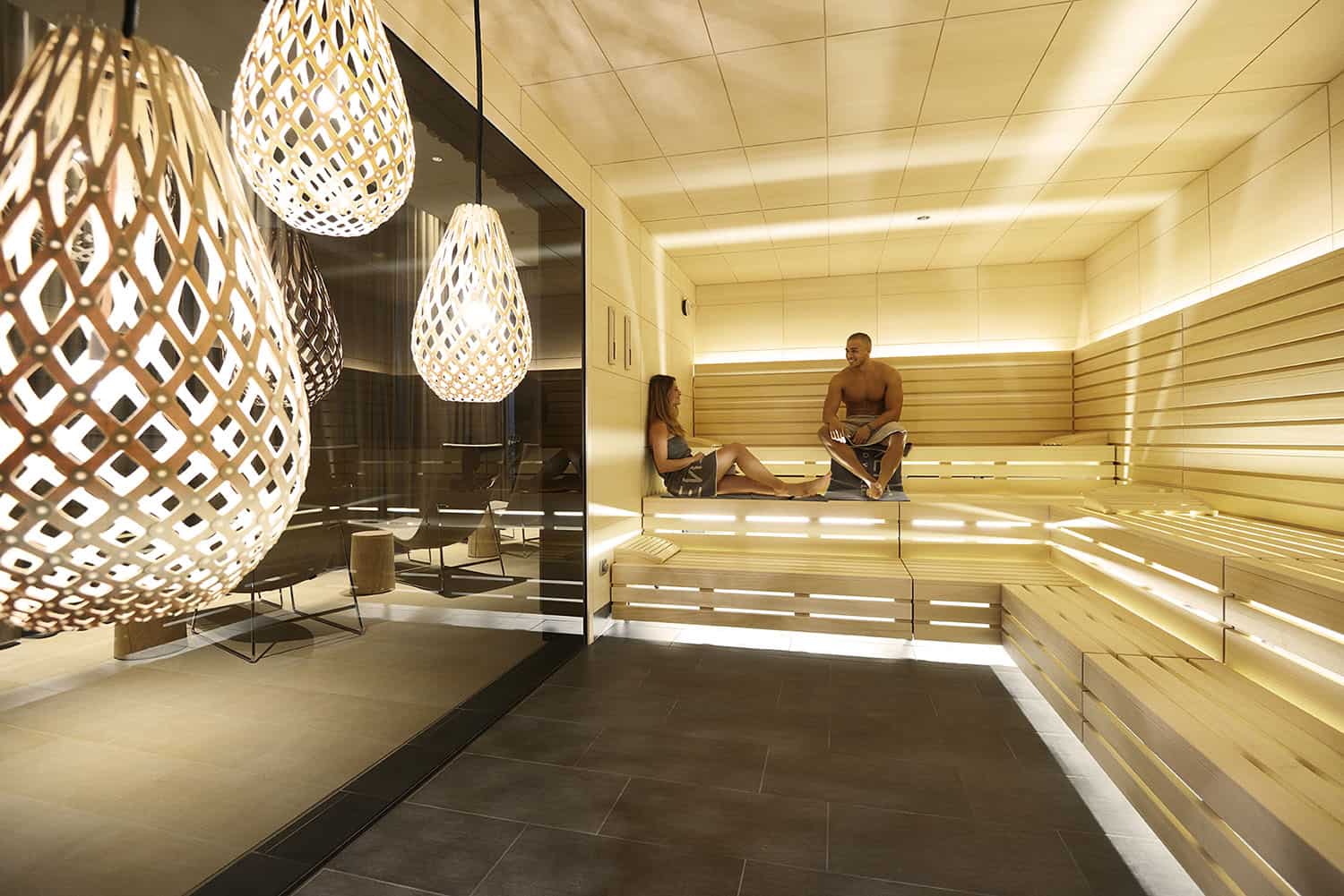 Mann und Frau sitzen in der Sauna