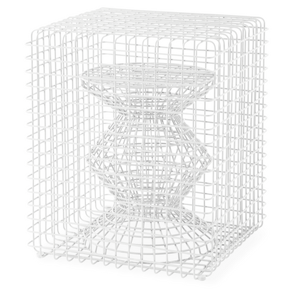 Designhocker aus weißem Drahtgeflecht
