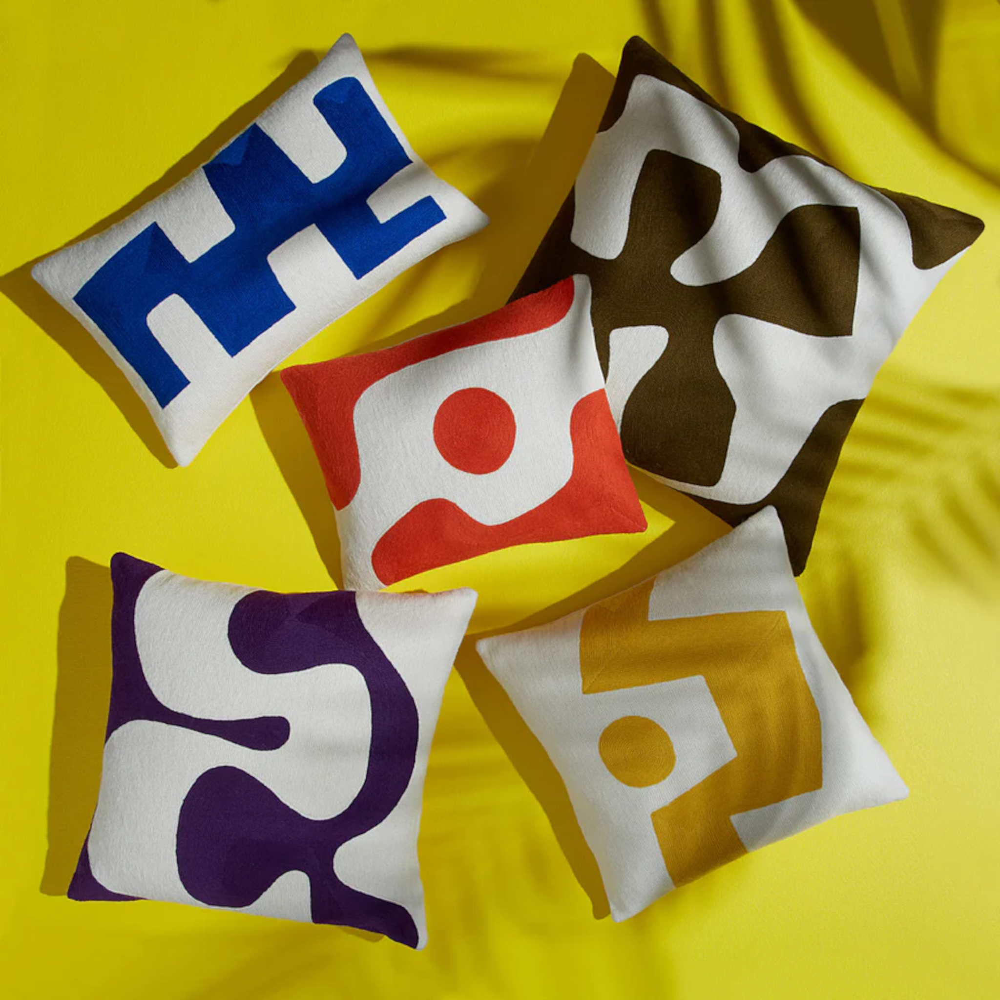 Cojín OJAI CURVES, rojo-blanco, bordado a mano