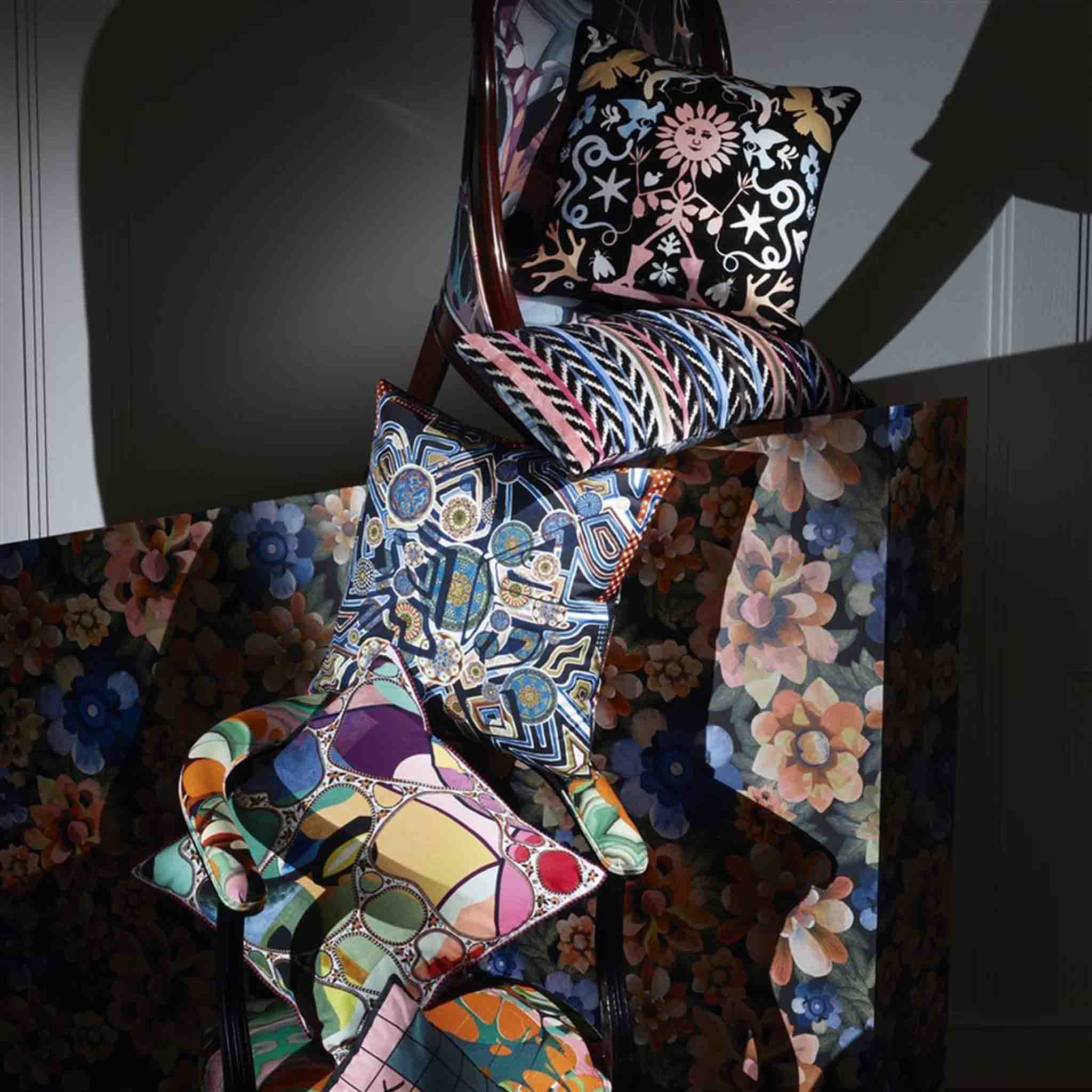 Kissen im Design von Christian Lacroix - aufgestapelt auf zwei Stühlen
