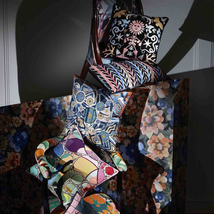 Kissen im Design von Christian Lacroix - aufgestapelt auf zwei Stühlen