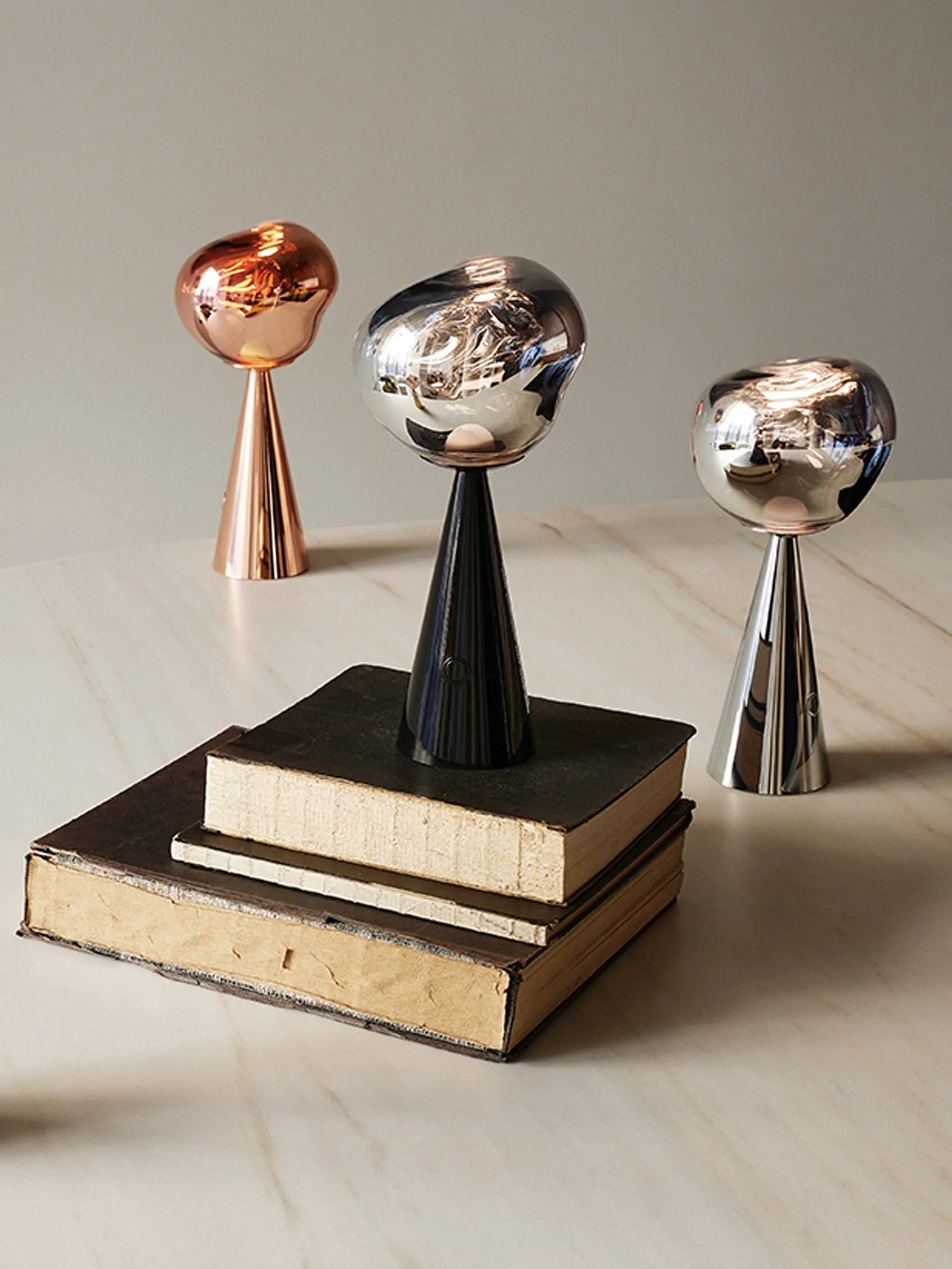 Design Tischleuchte Melt Small Portable Light mit Spiegel Effekt Oberfläche und atmosphärischem LED Licht von Tom Dixon.