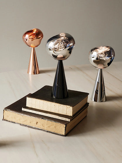 Design Tischleuchte Melt Small Portable Light mit Spiegel Effekt Oberfläche und atmosphärischem LED Licht von Tom Dixon.