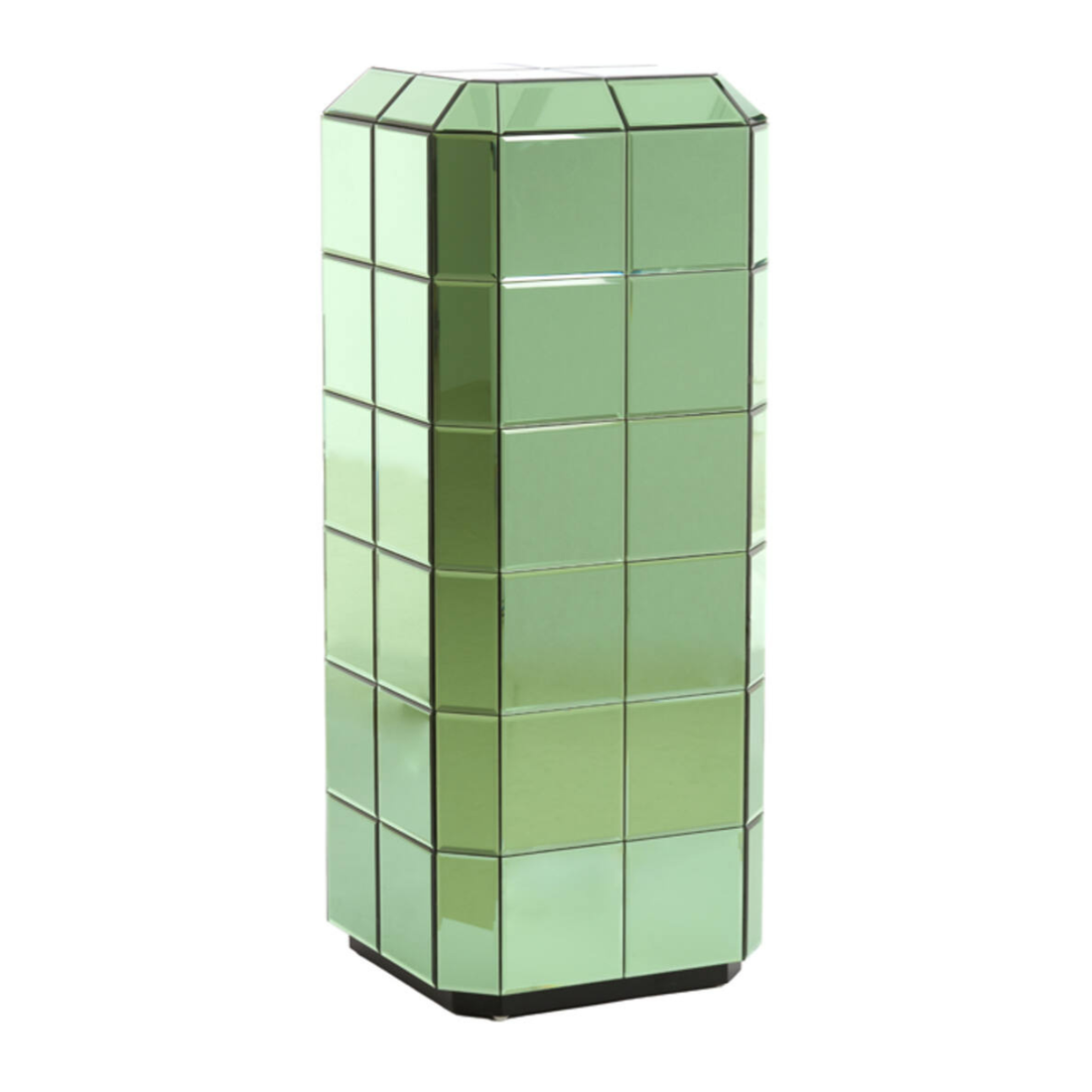 Grossformatige gruene Glassaeule im Format 40x40x100 cm mit klarer, moderner Form und markanter Ausstrahlung.