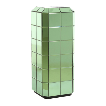 Grossformatige gruene Glassaeule im Format 40x40x100 cm mit klarer, moderner Form und markanter Ausstrahlung.