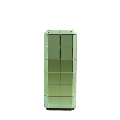 Minimalistische Produktdarstellung der quadratischen Glassaeule als elegantes Designobjekt.