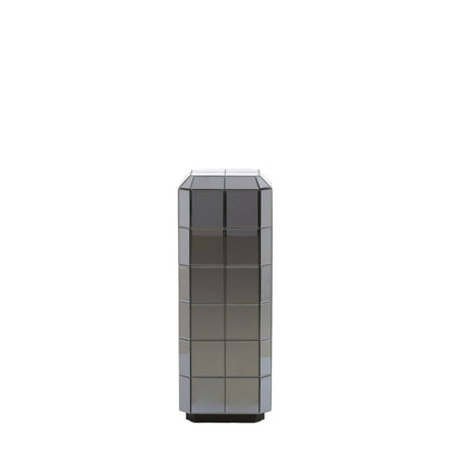 Minimalistische Produktdarstellung der quadratischen Rauchglas-Saeule als modernes Designobjekt.