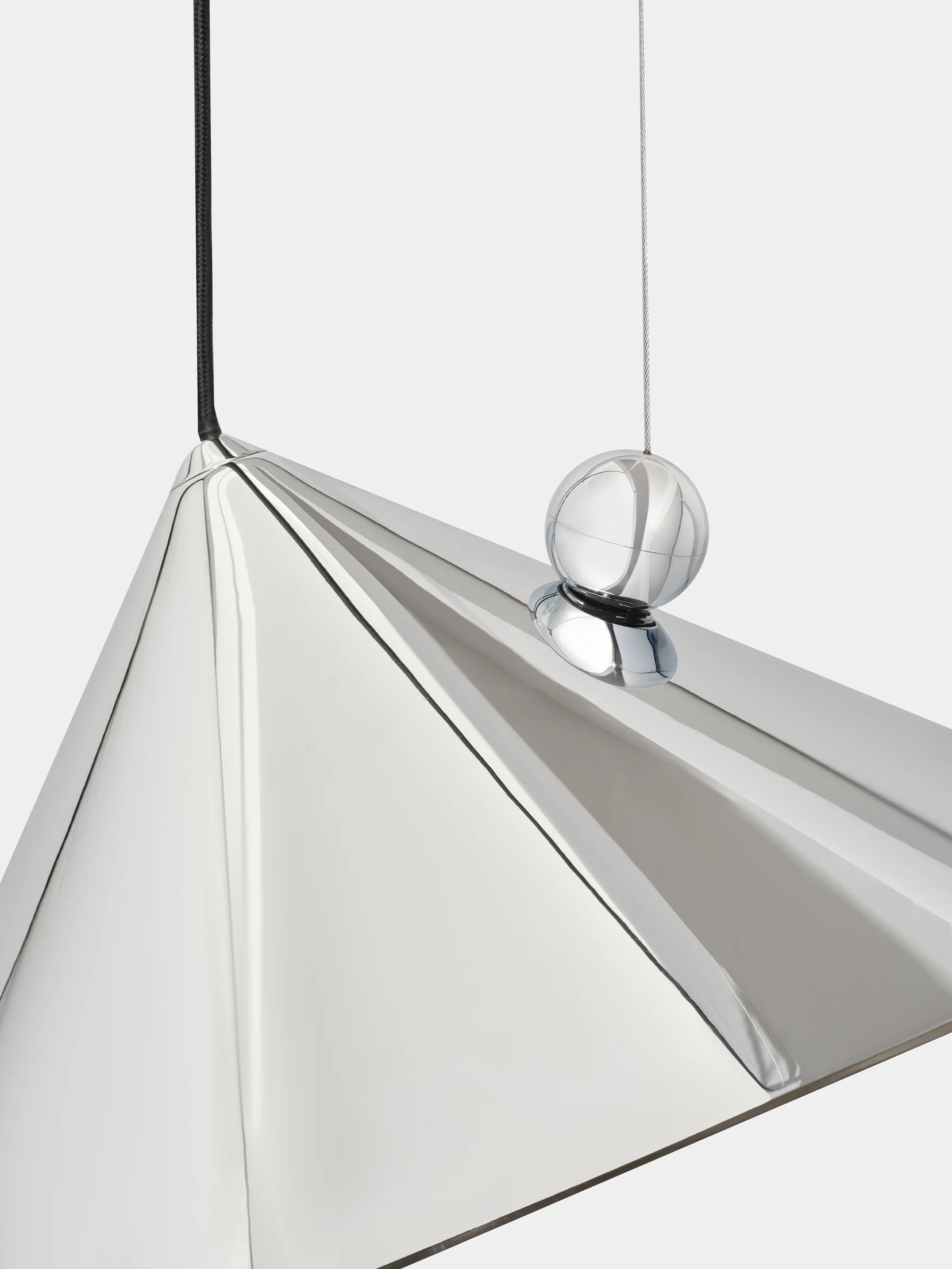 Hochglanz Silber Pendelleuchte als Statement Piece im Interior Design