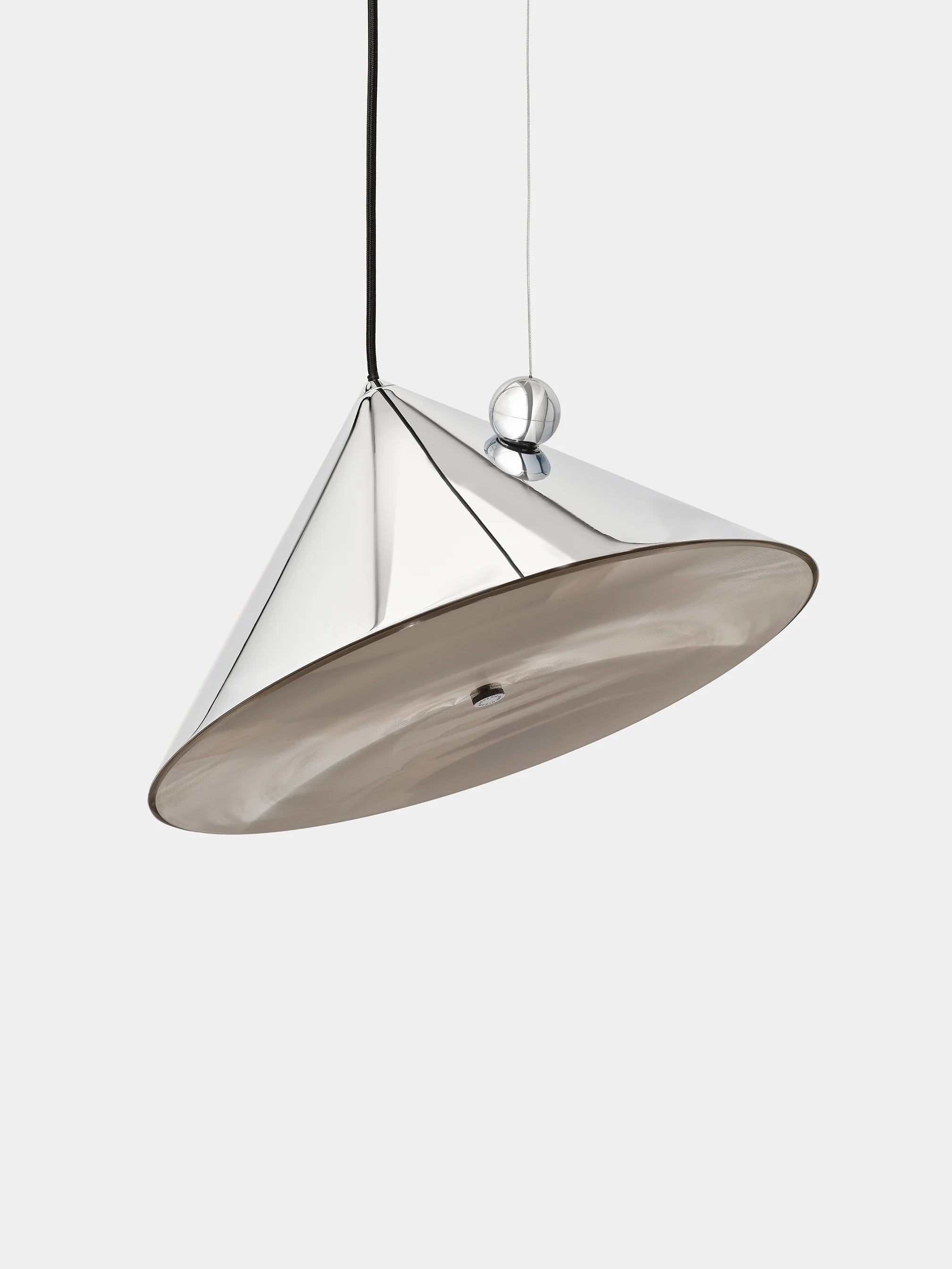 Atmosphärische Beleuchtung durch Pose Large Pendant im Wohnraum