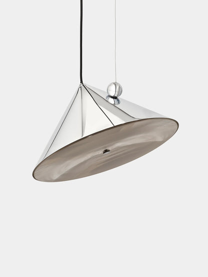 Atmosphärische Beleuchtung durch Pose Large Pendant im Wohnraum