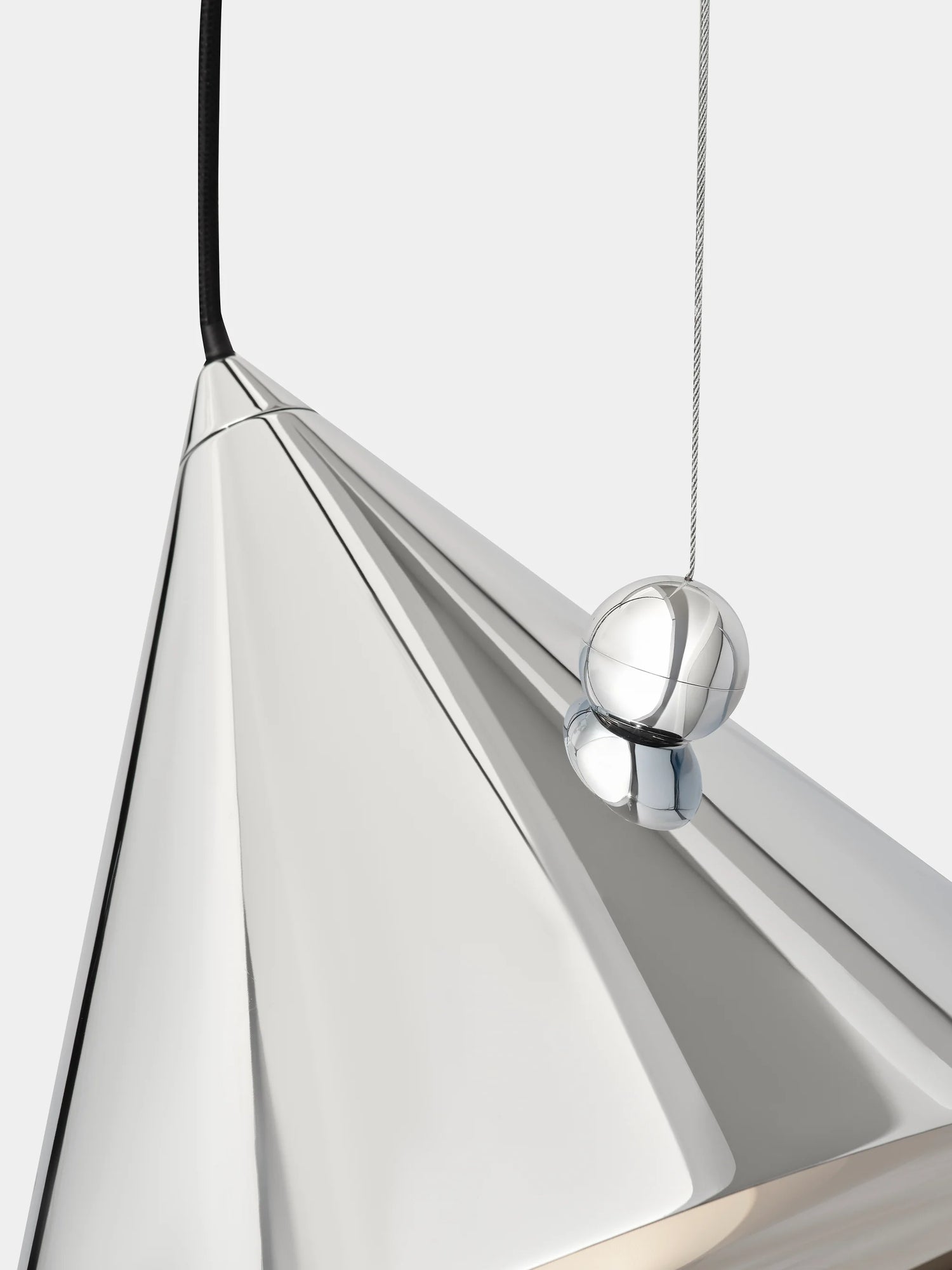 Minimalistische Designerleuchte aus Stahl in Silber