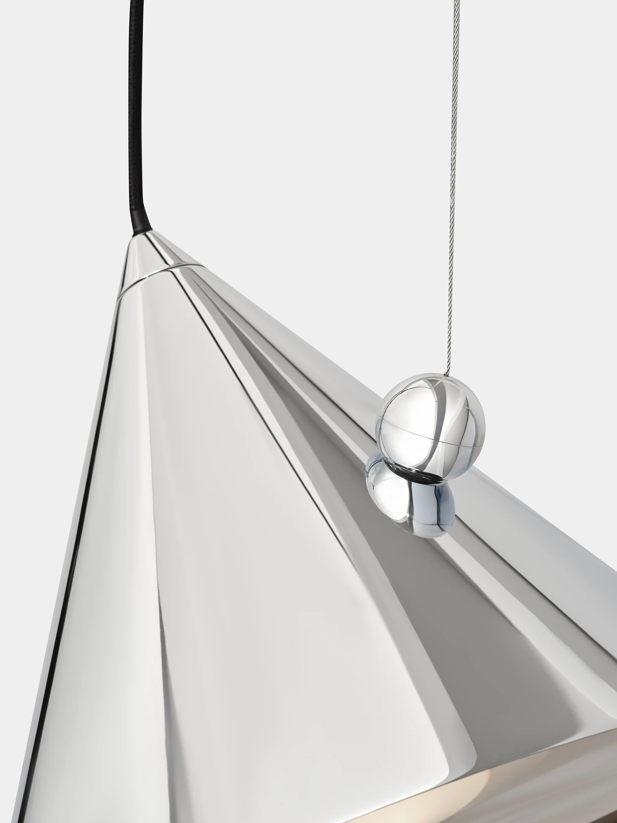 Minimalistische Designerleuchte aus Stahl in Silber
