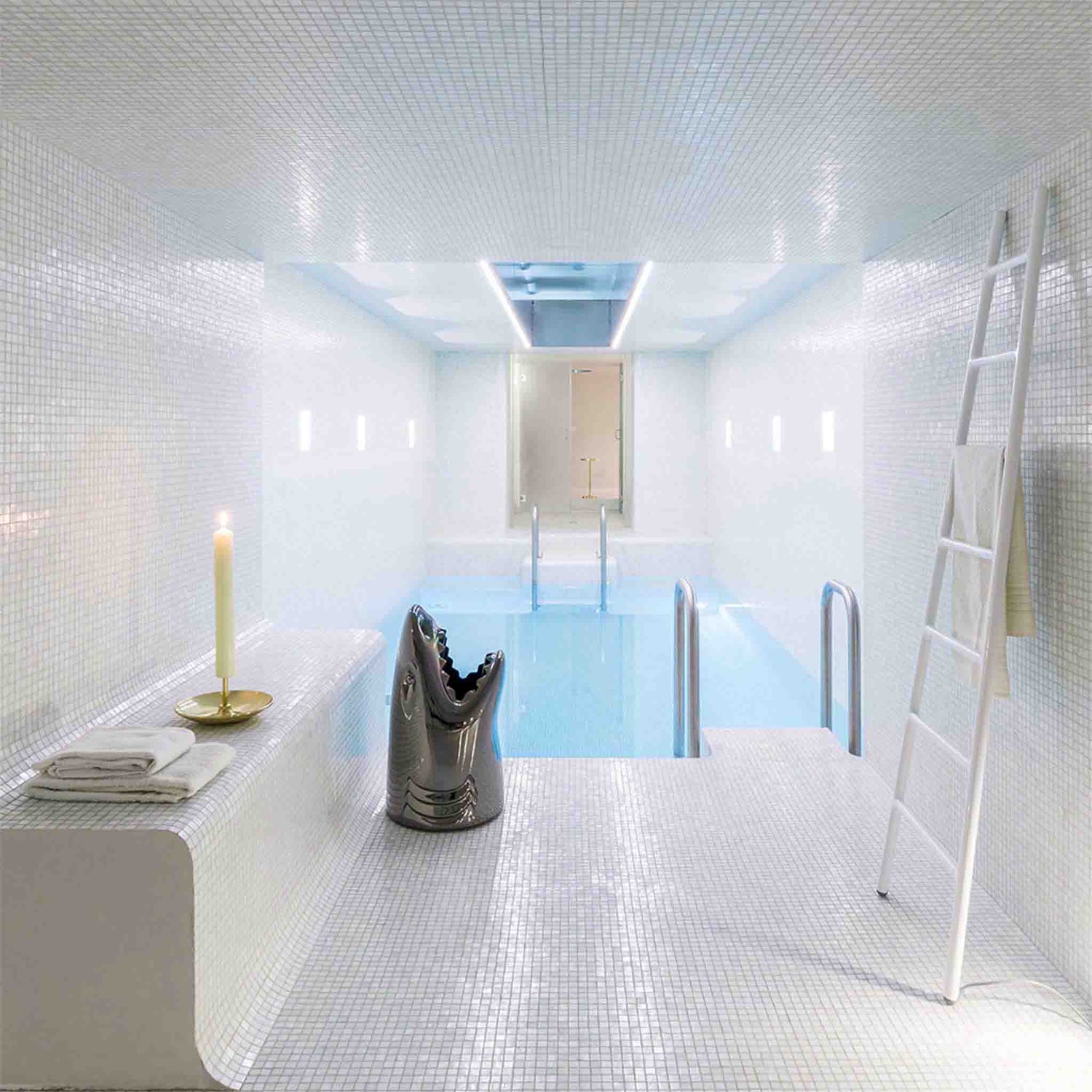 Regenschirmständer KILLER METAL FINISH - Schirmständer in Hai-Optik in einem silbernen Finish mit Schwimmbecken