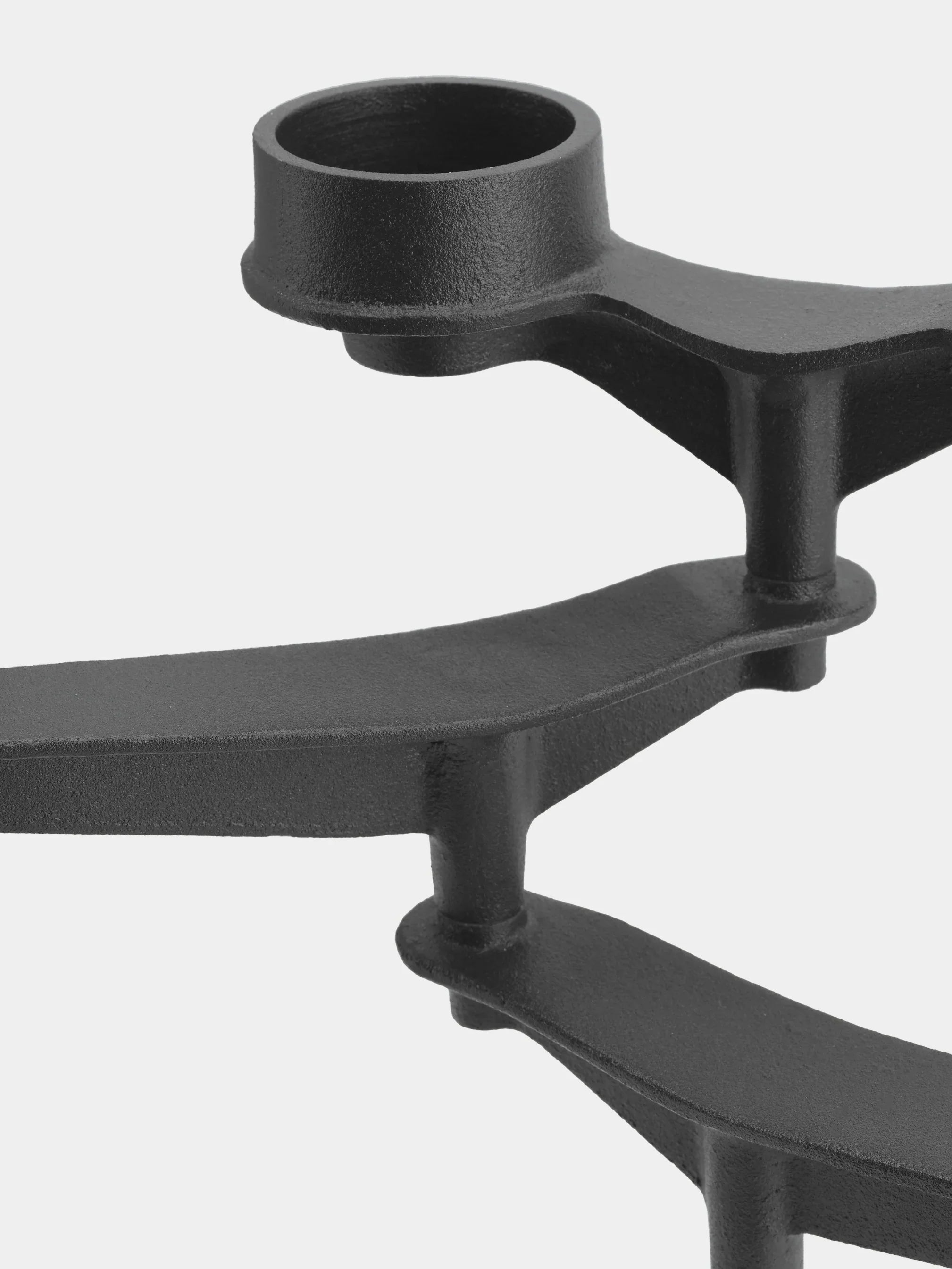 Kompakter Design Kerzenhalter Spin Mini von Tom Dixon auf Tisch arrangiert mit Kerzen als dekoratives Objekt