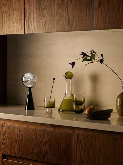 Kabellose LED Designleuchte Melt Small Portable Light mit Touch Dimmer und warmweißem Licht für flexible Innenbeleuchtung.