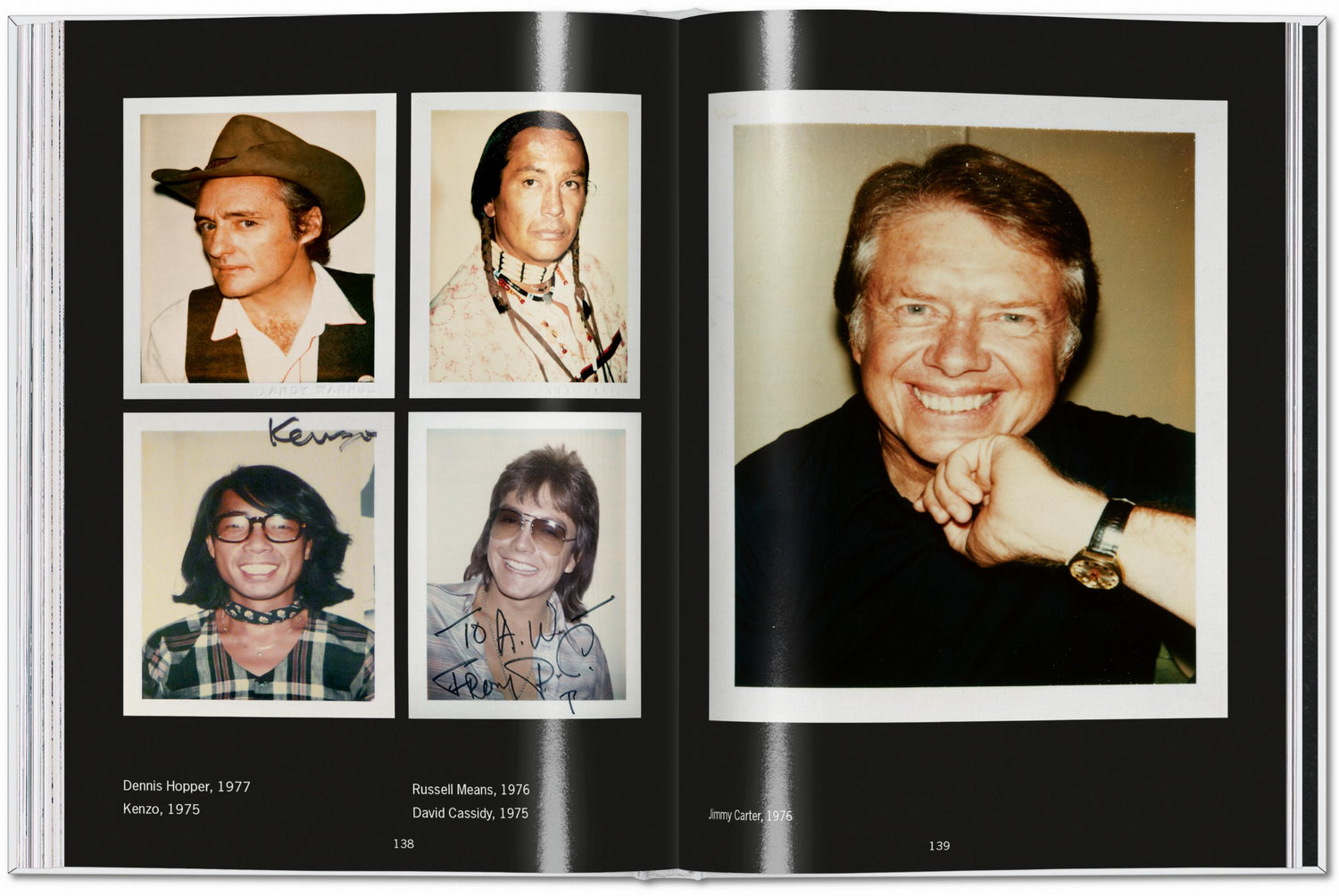 Das „visuelle Tagebuch“ Warhols zeigt ihn als Chronisten und inoffiziellen Hoffotografen der New Yorker In-Crowd und Partypeople. 
