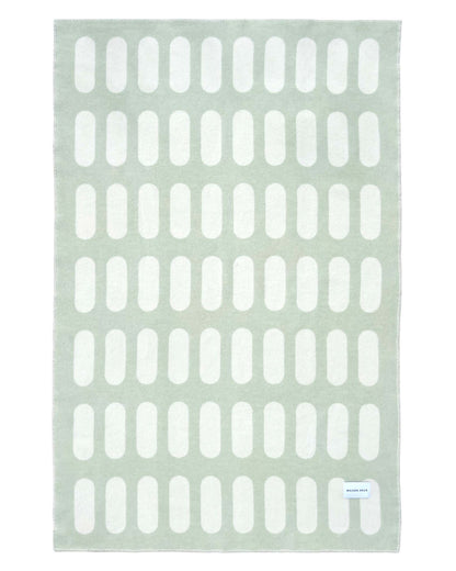Wolldecke von Maison Deux in den Farben Salbei und Weiss, Rückseite