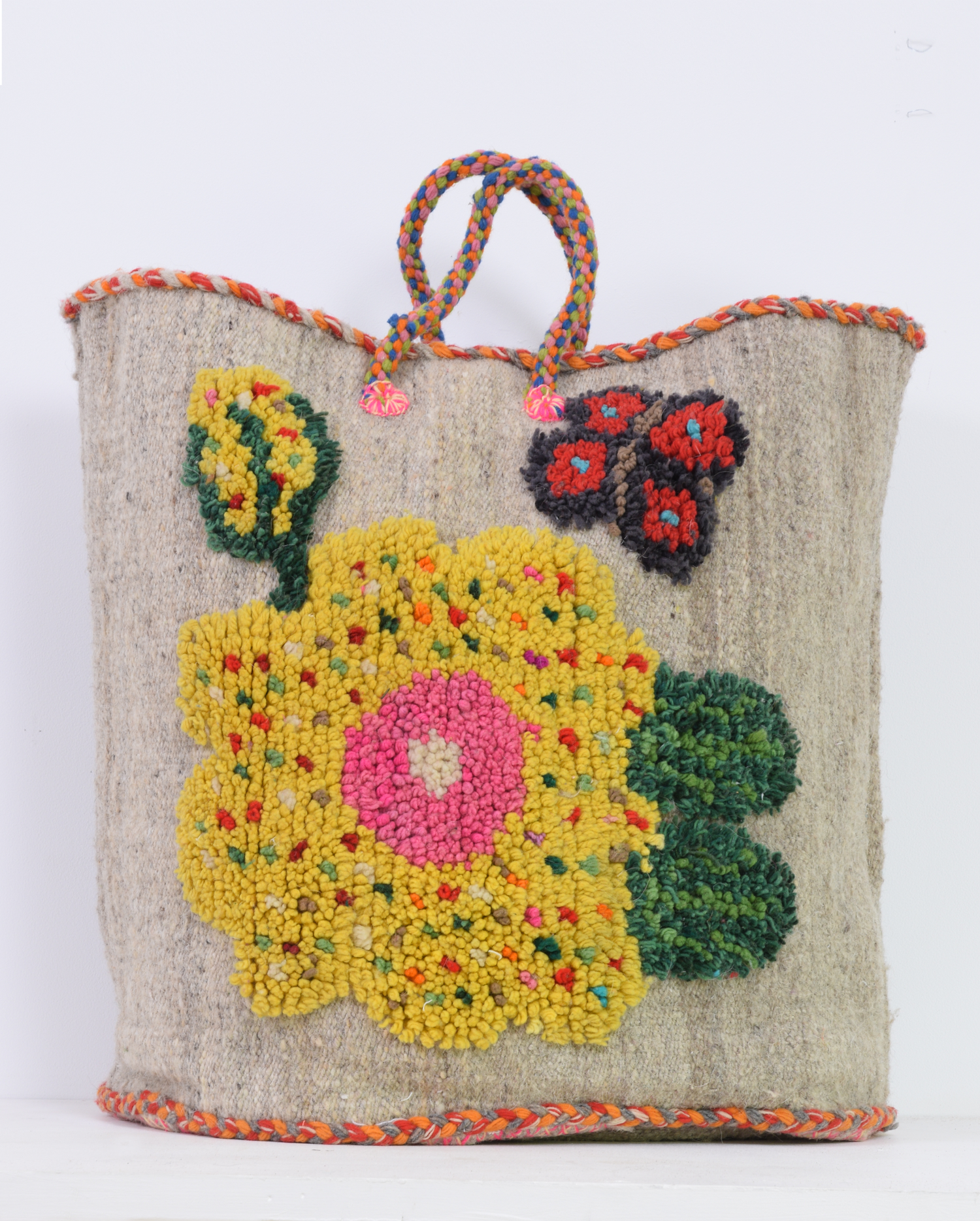 Floraler Cabas aus Wolle – kunstvolles Design mit Charakter