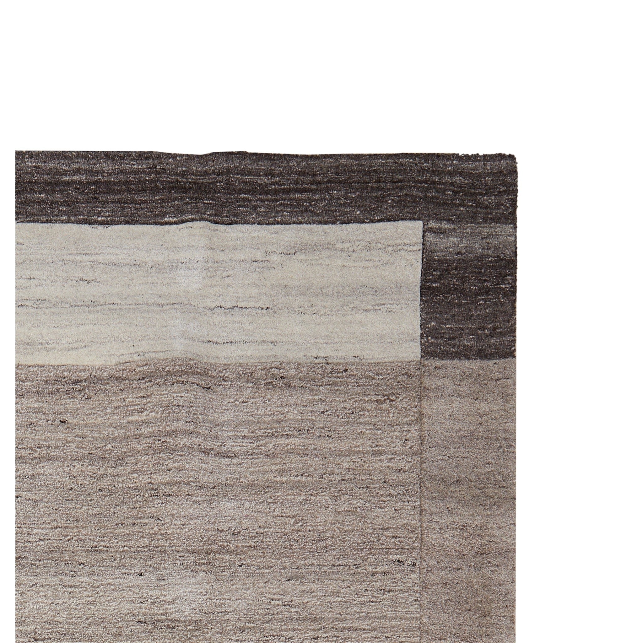 Teppich mit warmen Erdtönen und geometrischem Muster